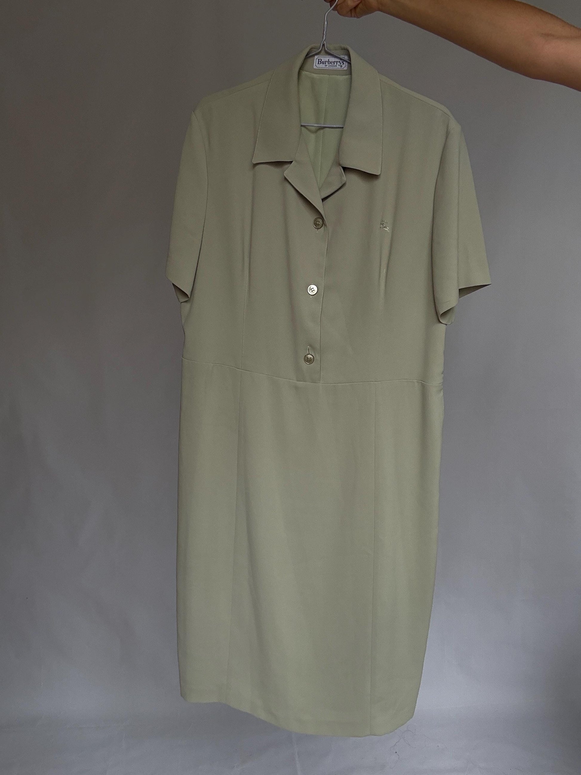 Vintage Burberrys short sleeve long dress – pale cream poly blend, structured collar, size XL US, side zipper, minimalist 90s office look