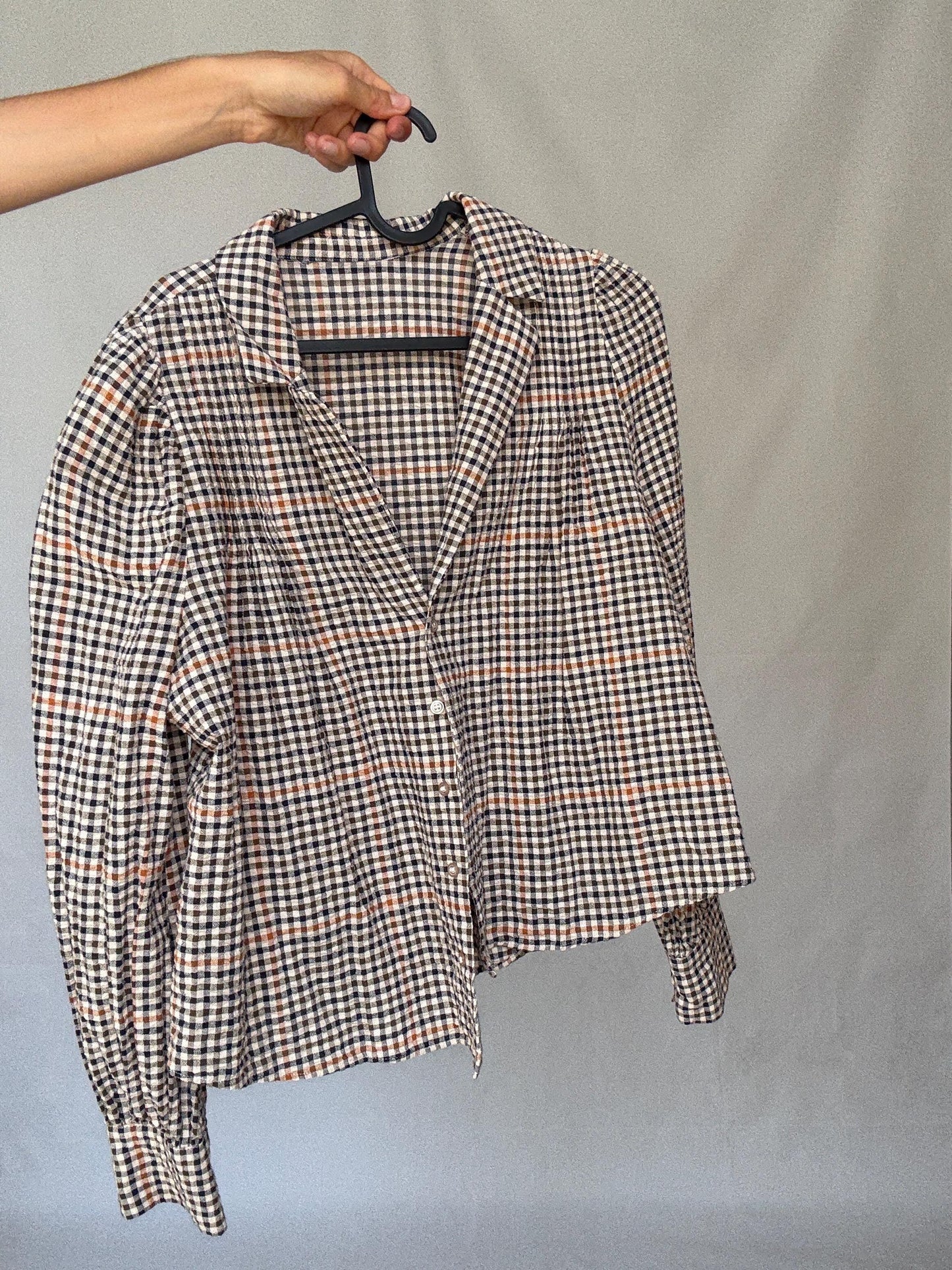 Vintage checkered hard cotton or linen feel blouse with structured collar and gathered shoulders, preppy light academia look – US size M fit