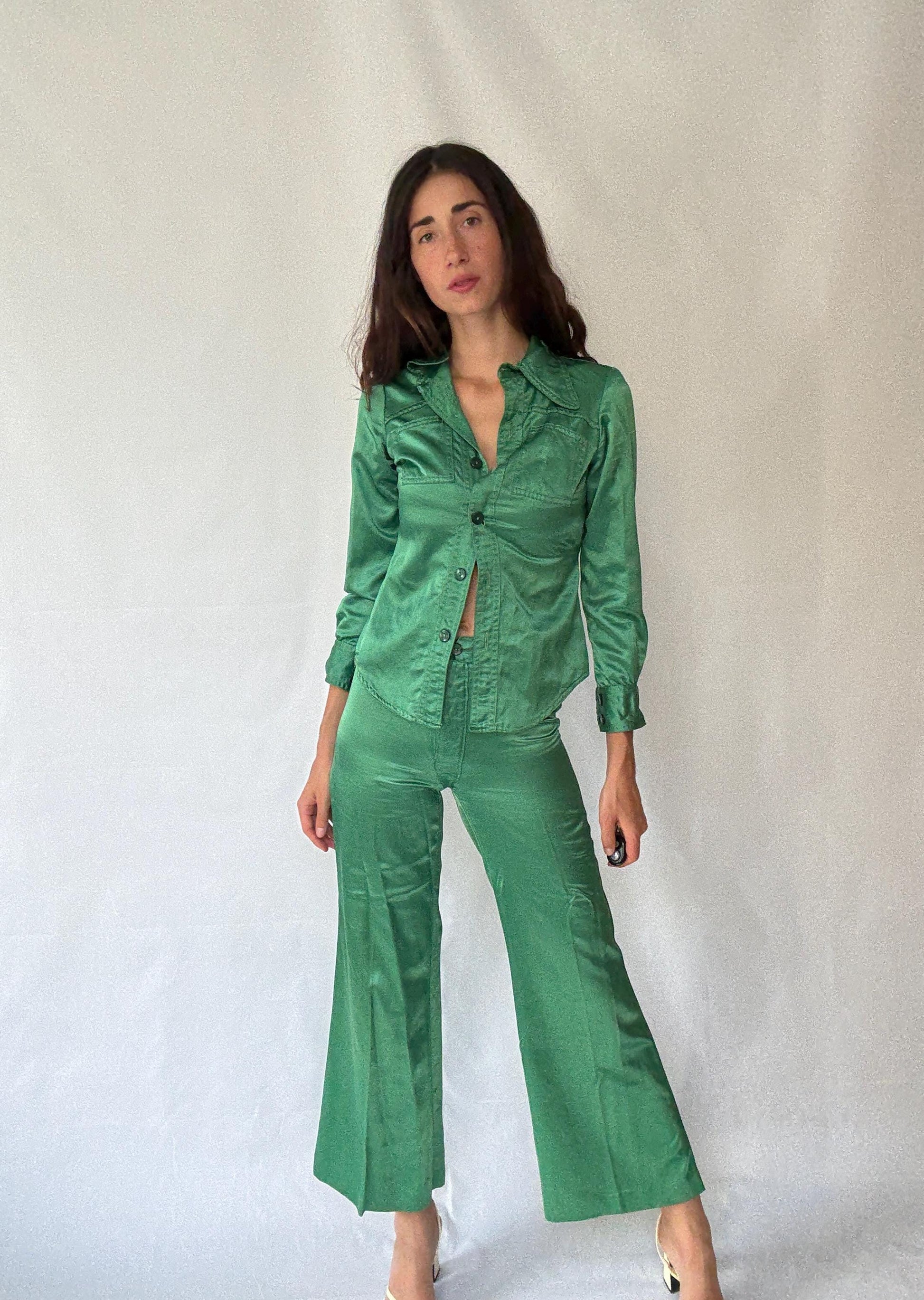 Vintage-inspired handmade green blouse and pant set, 100% cotton, fitted blouse button closure, retro 70s elegance, US S, casual chic