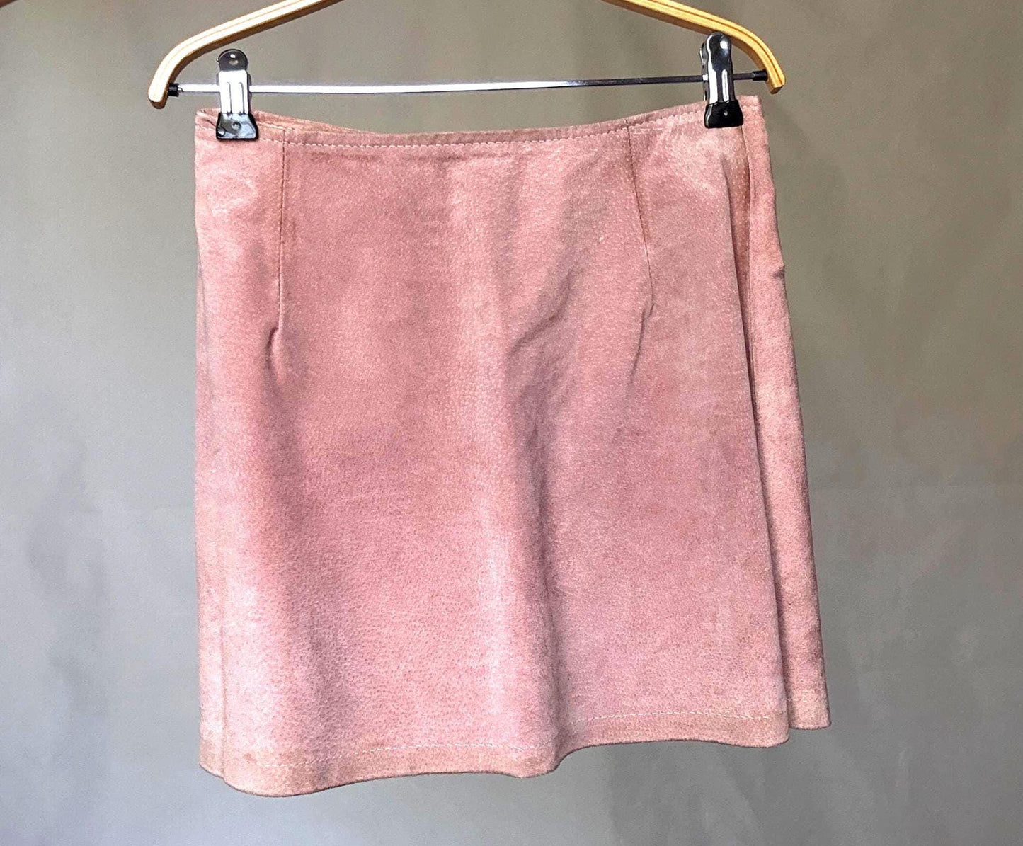 Vintage Gapelle pink suede mini skirt, Petite body frame mini skirt, genuine leather, A line fit, minimalist chic, Size US XXXS