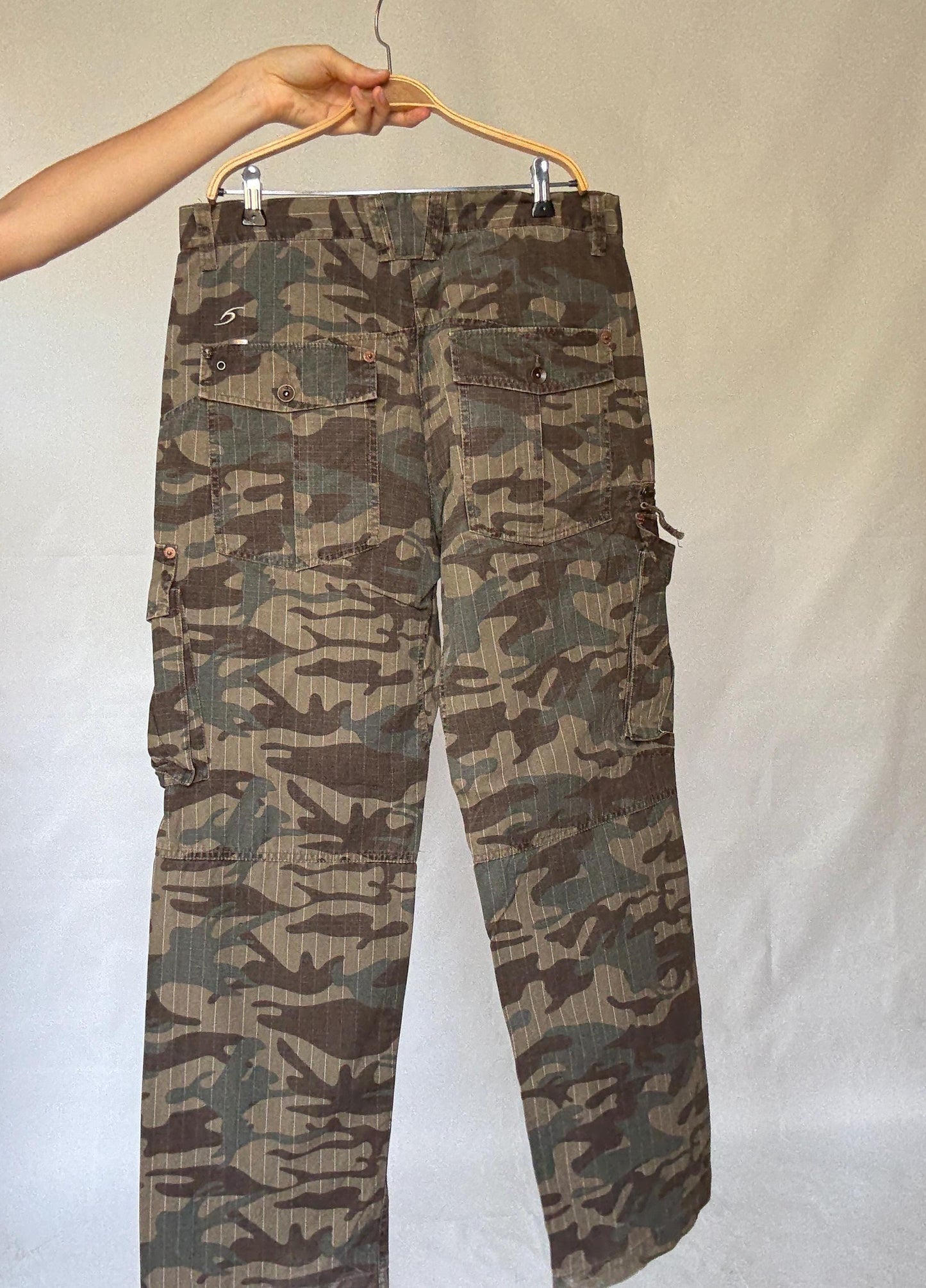 Ripcurl camo cargo pants, 100% cotton, straight leg fit, six, pocket design, y2k streetwear, US L, casual outdoor style