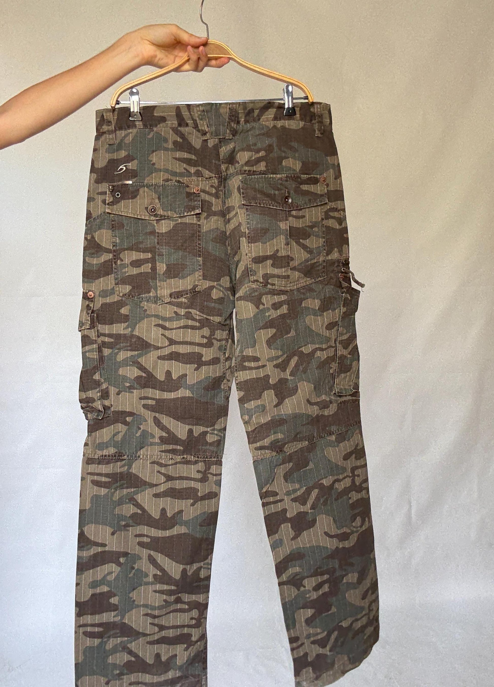 Ripcurl camo cargo pants, 100% cotton, straight leg fit, six, pocket design, y2k streetwear, US L, casual outdoor style