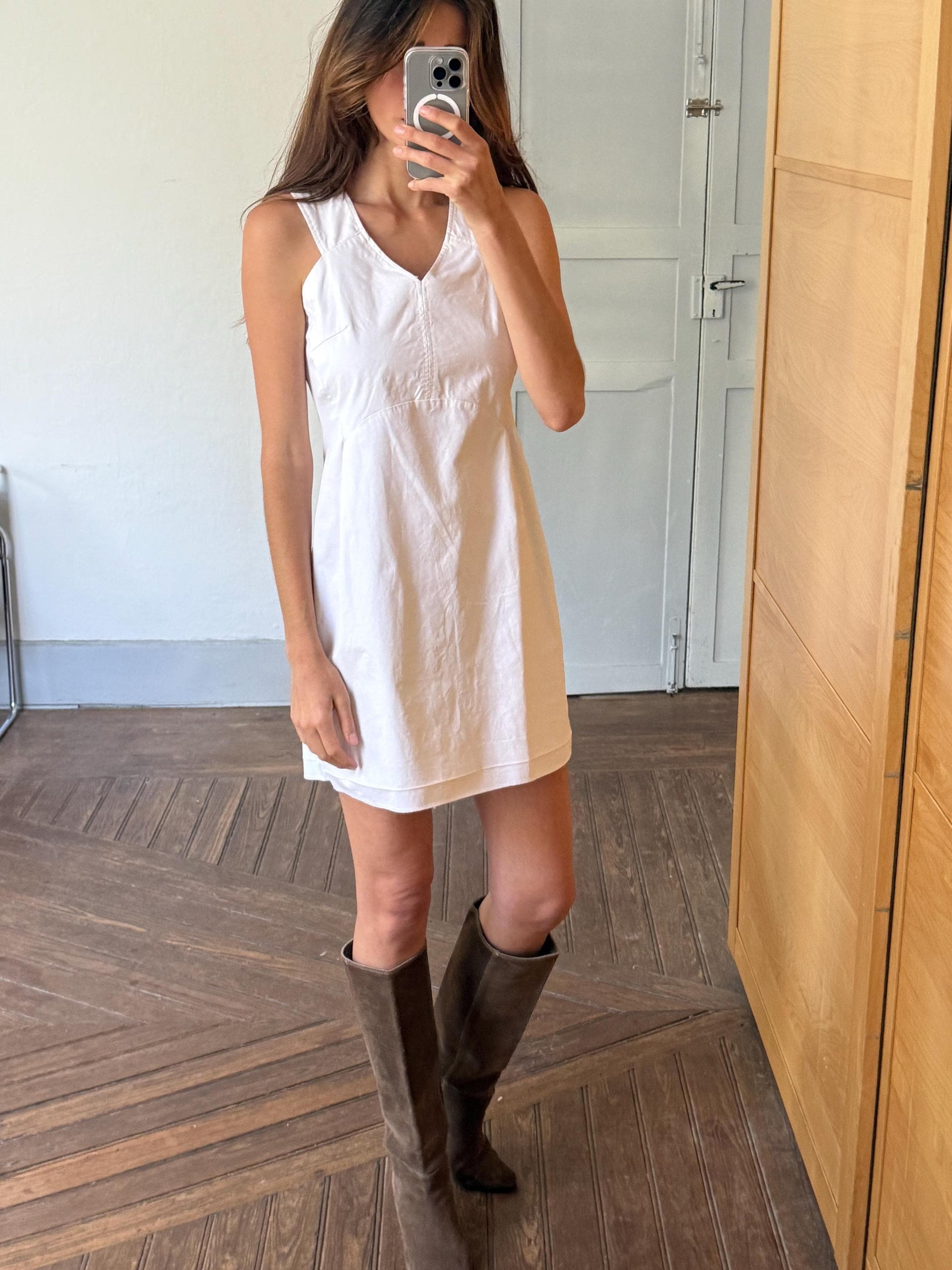 Luxe white dress, Simple and elegant fitted silhouette, preppy Victoria Beckham aesthetic, US M, spanish designer label evening wear