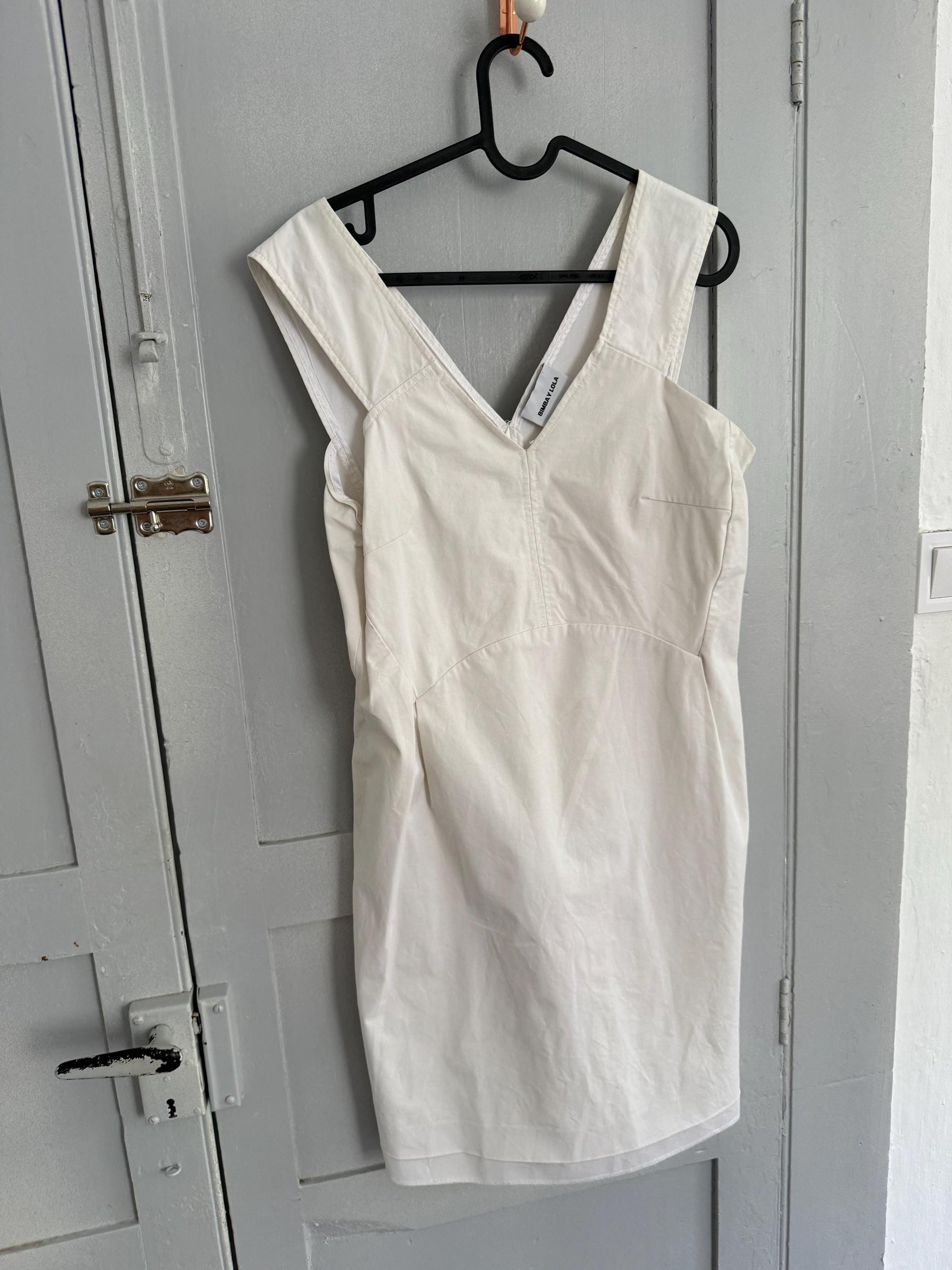 Luxe white dress, Simple and elegant fitted silhouette, preppy Victoria Beckham aesthetic, US M, spanish designer label evening wear