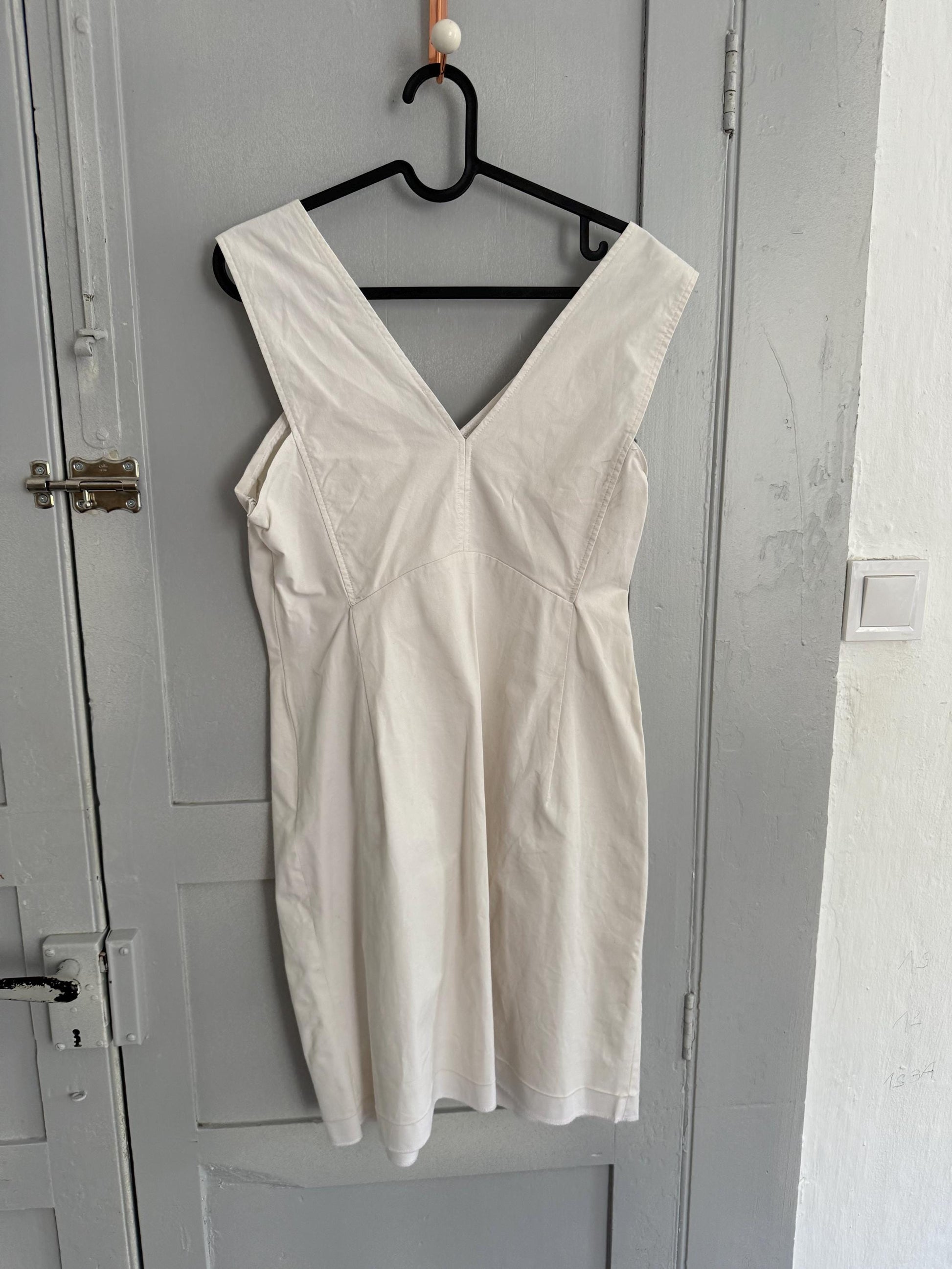 Luxe white dress, Simple and elegant fitted silhouette, preppy Victoria Beckham aesthetic, US M, spanish designer label evening wear