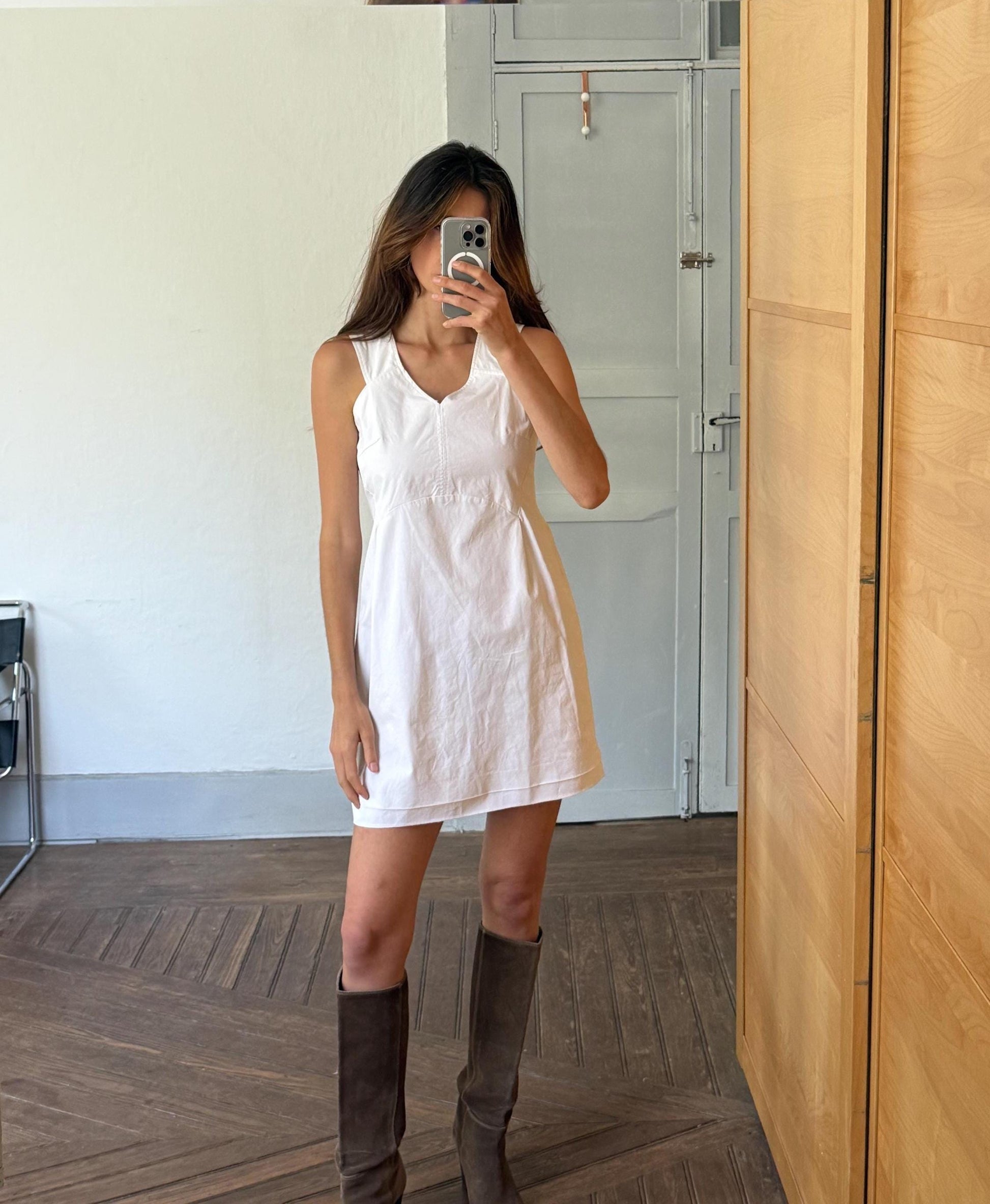 Luxe white dress, Simple and elegant fitted silhouette, preppy Victoria Beckham aesthetic, US M, spanish designer label evening wear