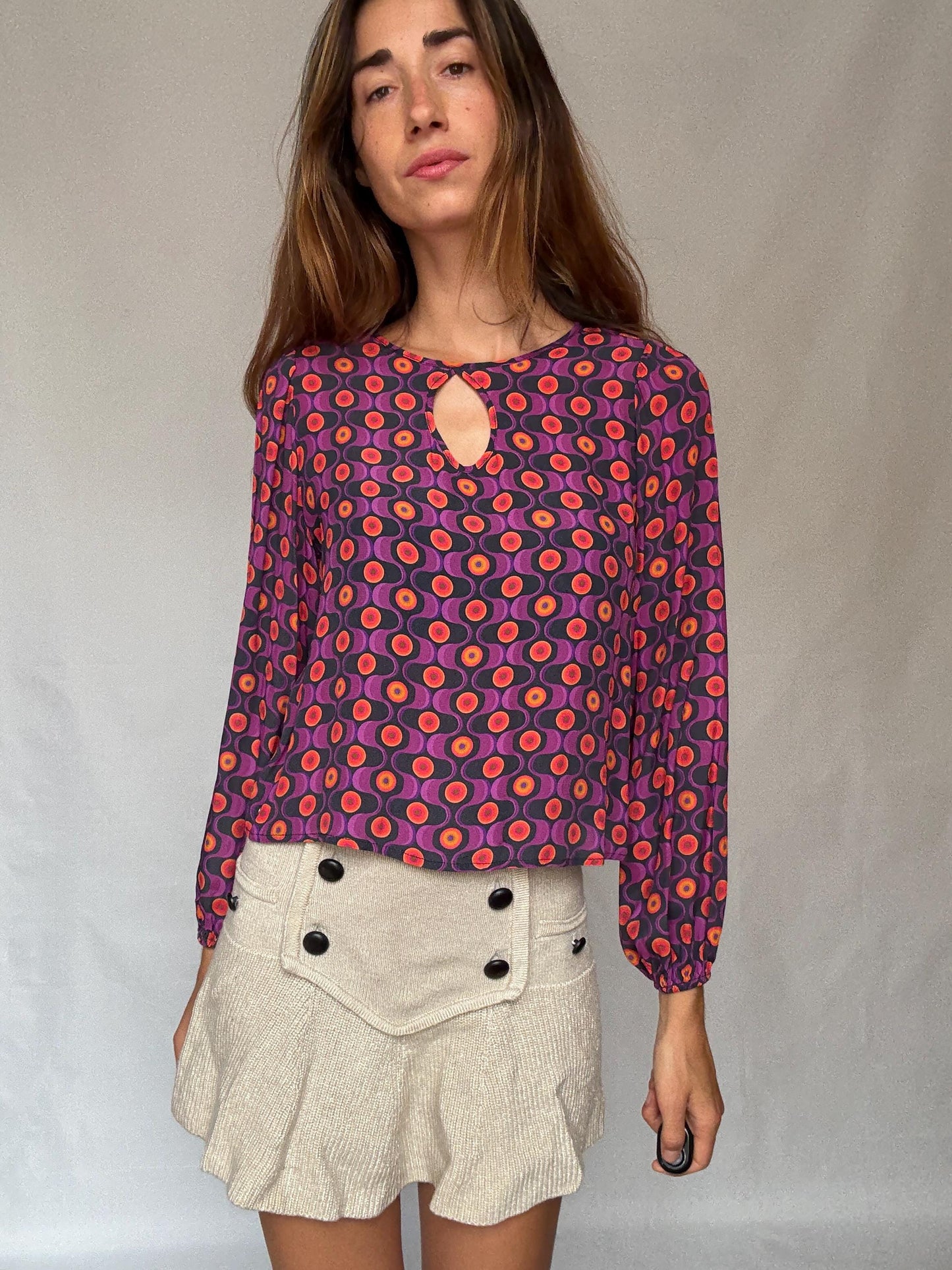 Vintage 70s style psychedelic print blouse with keyhole neckline – retro mod statement top size M