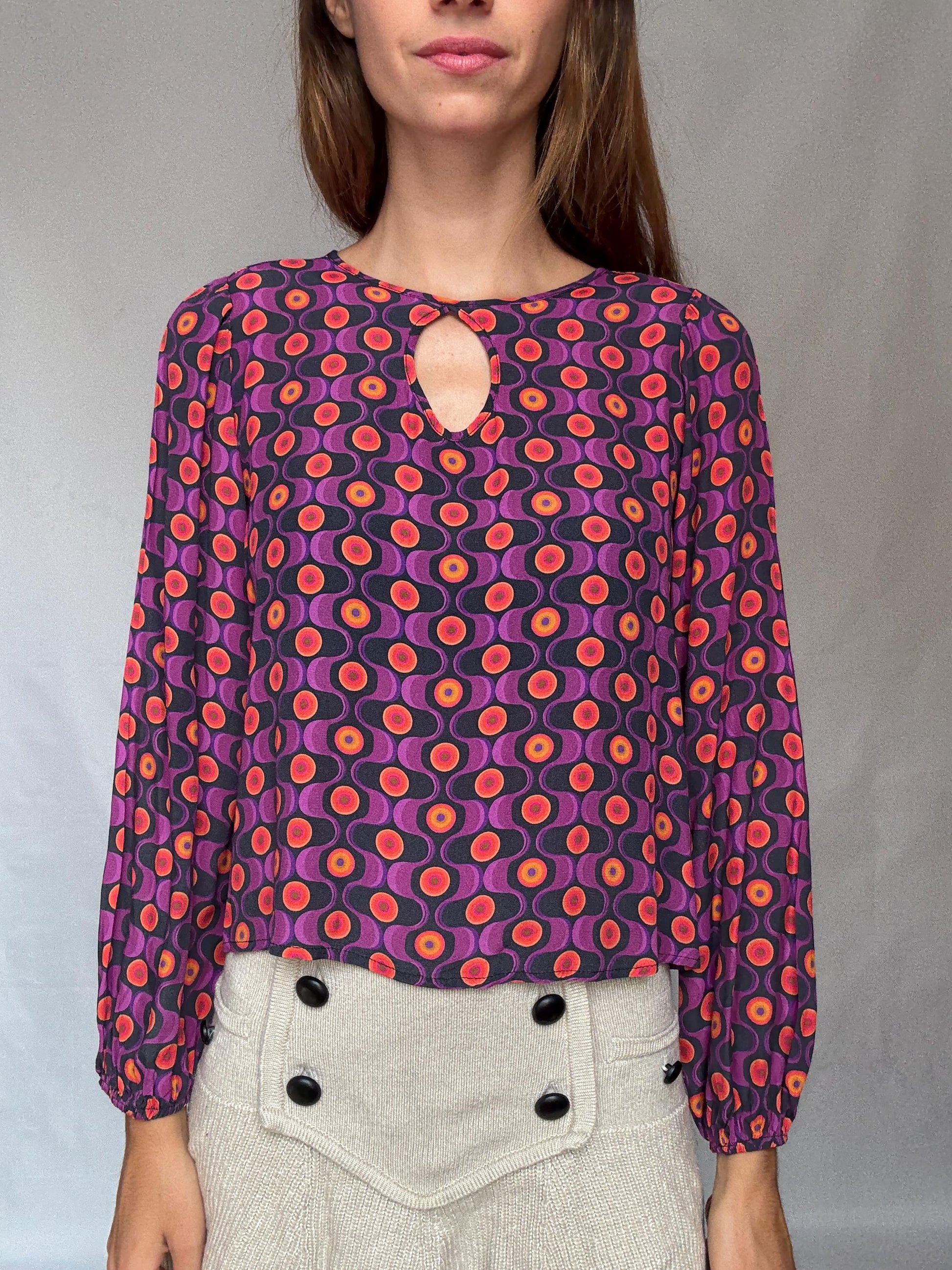 Vintage 70s style psychedelic print blouse with keyhole neckline – retro mod statement top size M