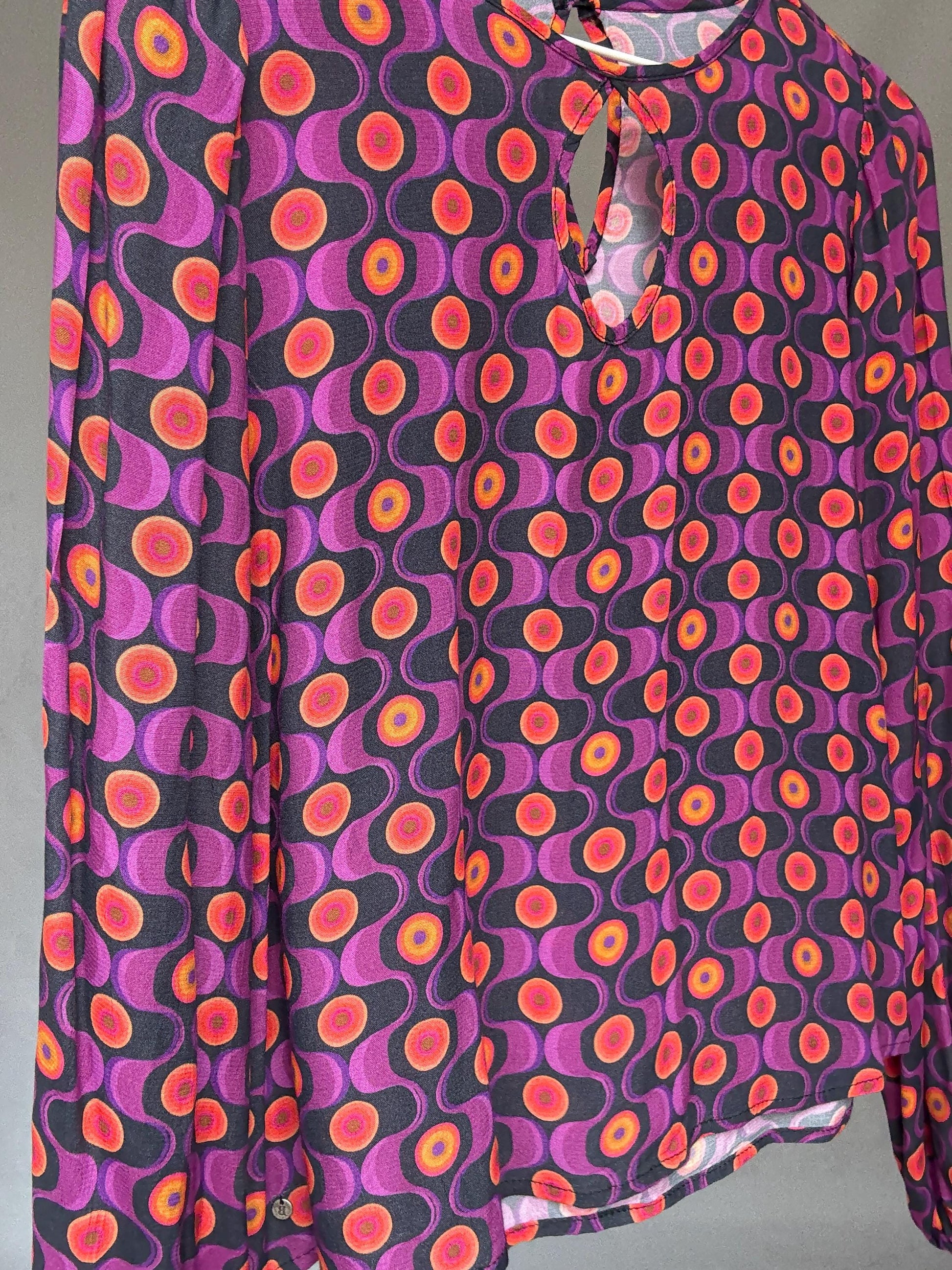 Vintage 70s style psychedelic print blouse with keyhole neckline – retro mod statement top size M