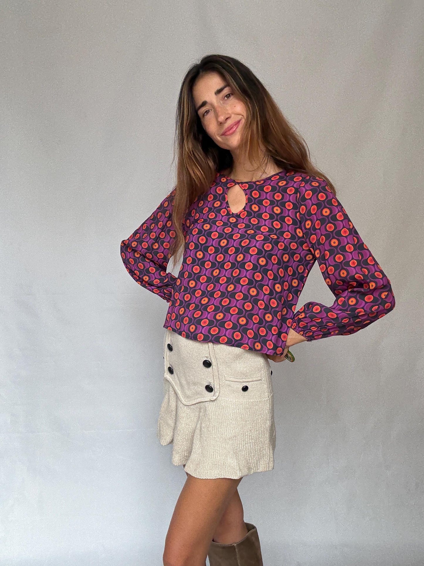 Vintage 70s style psychedelic print blouse with keyhole neckline – retro mod statement top size M