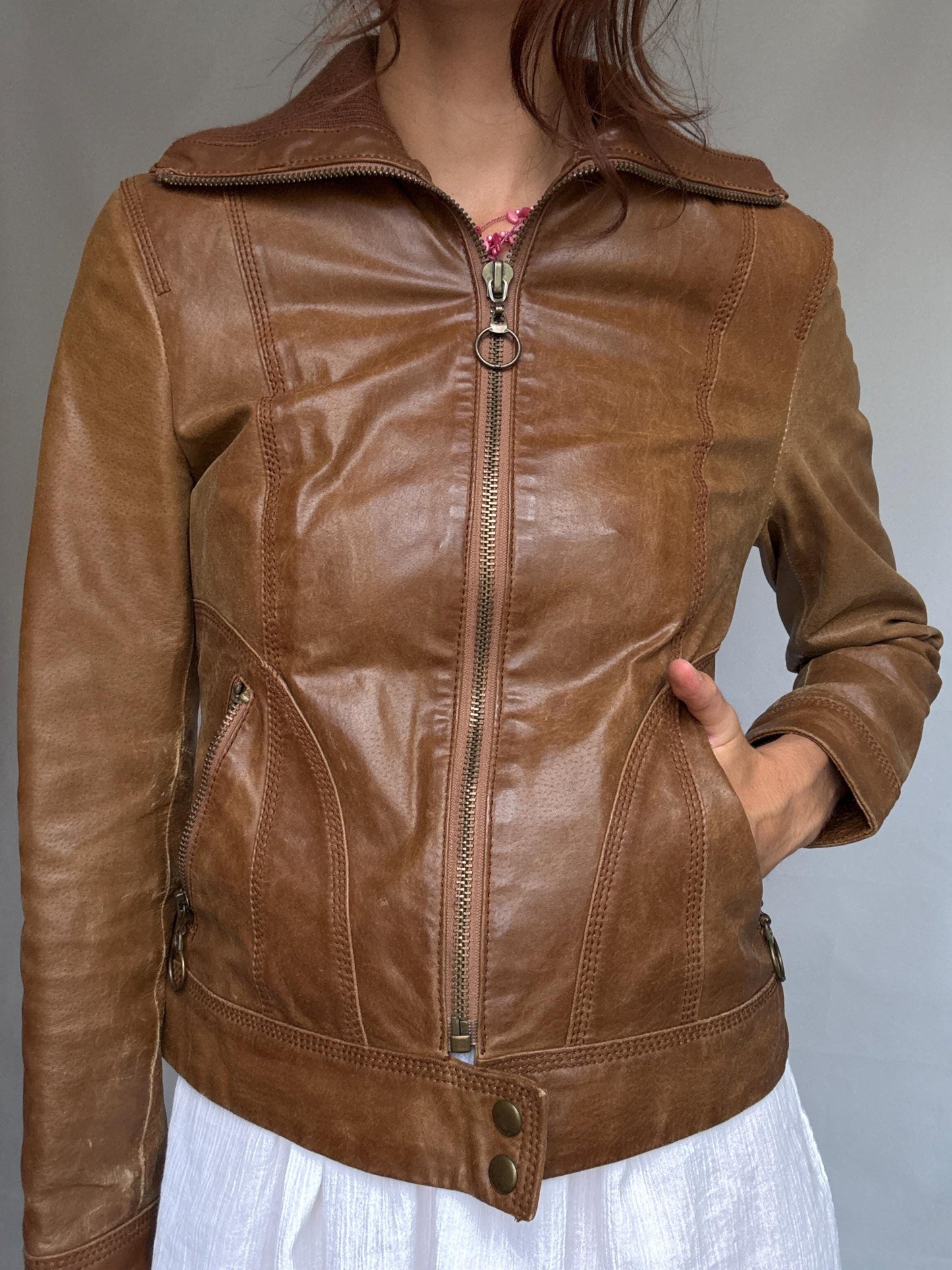 Vintage brown leather jacket, genuine leather, classic fit, front zipper, ribbed collar detail, streetwear Eddie Vedder vibe, US XS