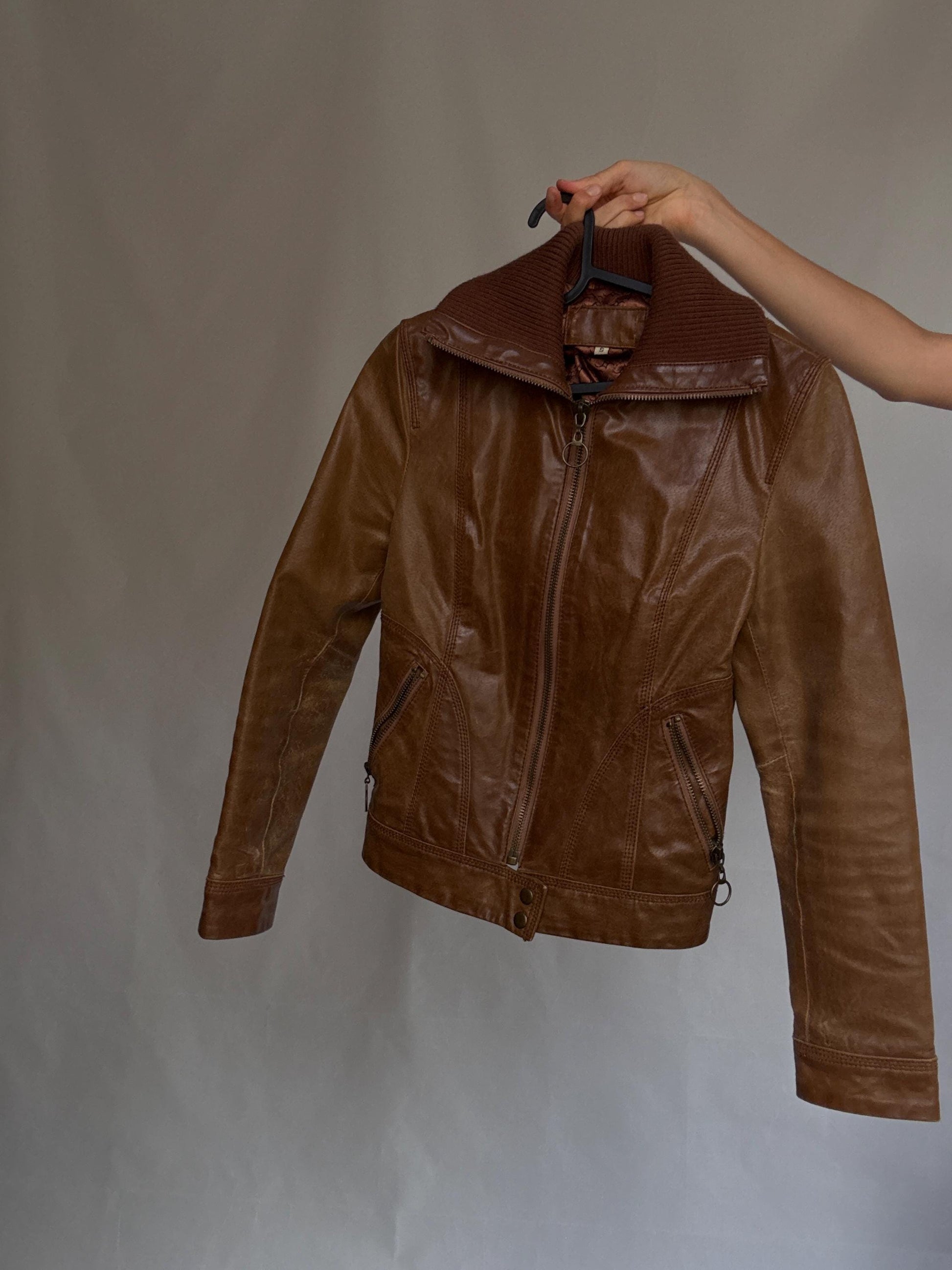 Vintage brown leather jacket, genuine leather, classic fit, front zipper, ribbed collar detail, streetwear Eddie Vedder vibe, US XS