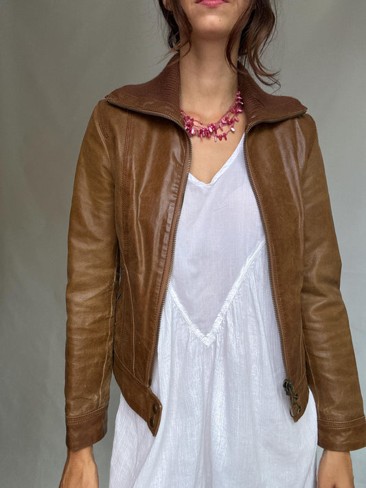 Vintage brown leather jacket, genuine leather, classic fit, front zipper, ribbed collar detail, streetwear Eddie Vedder vibe, US XS
