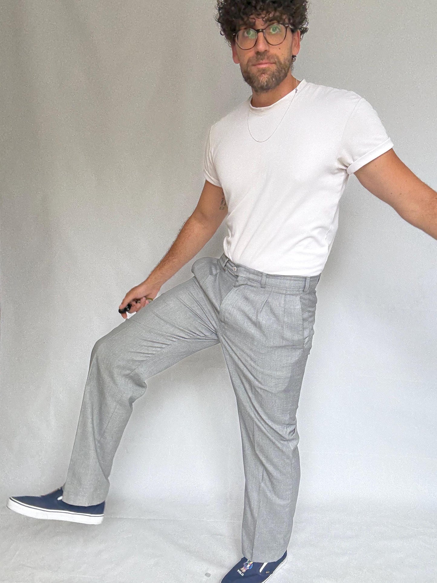 Grey trousers, wool blend, straight fit, button and zip closure, pleated front, vintage, US L, office casual, Damaged in inside pocket