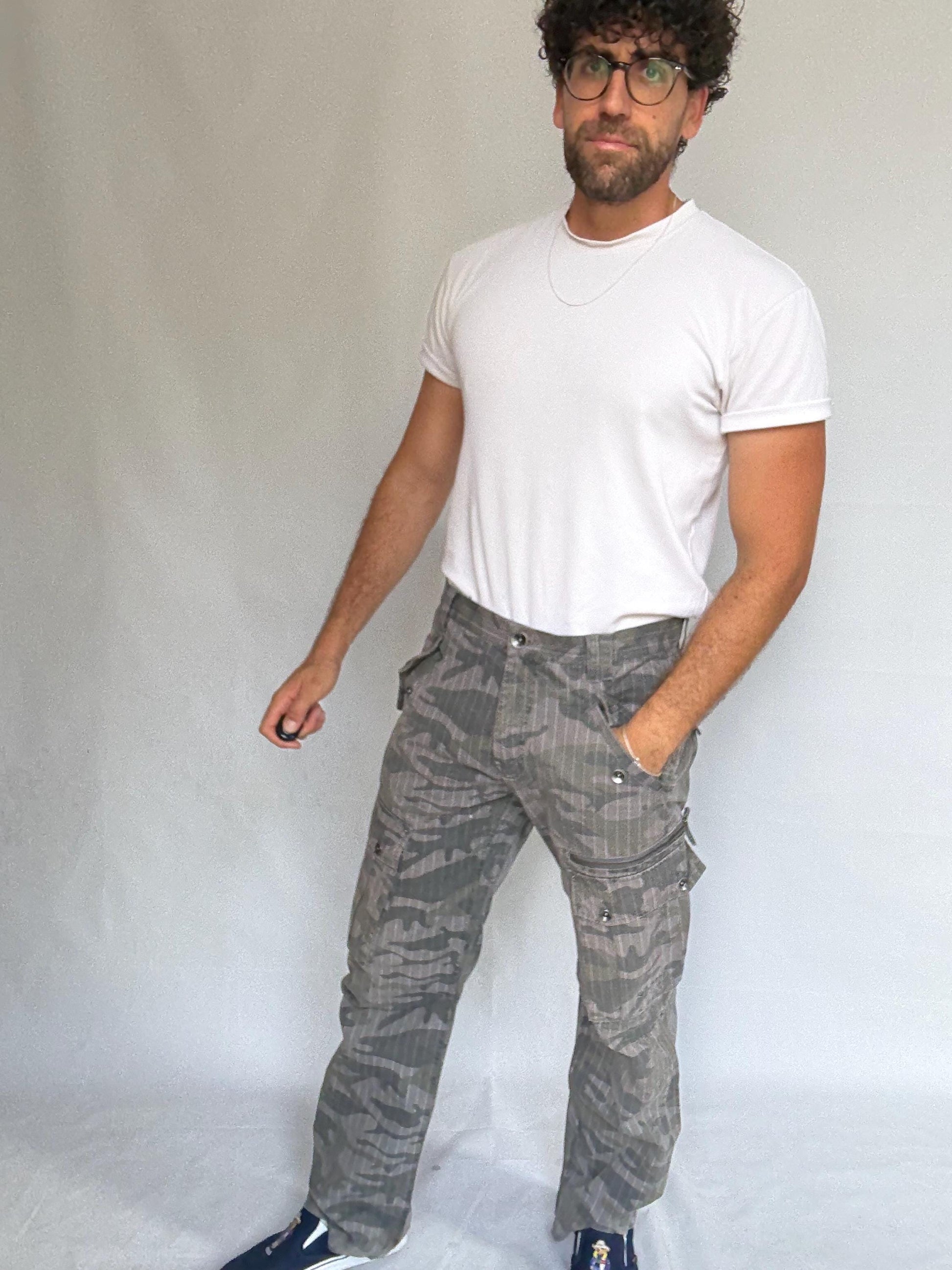 Vintage gray camo cargo pants, 100% cotton, relaxed fit, zipper closure, camouflage with pinstripe detail, streetwear, US L, outdoor casual
