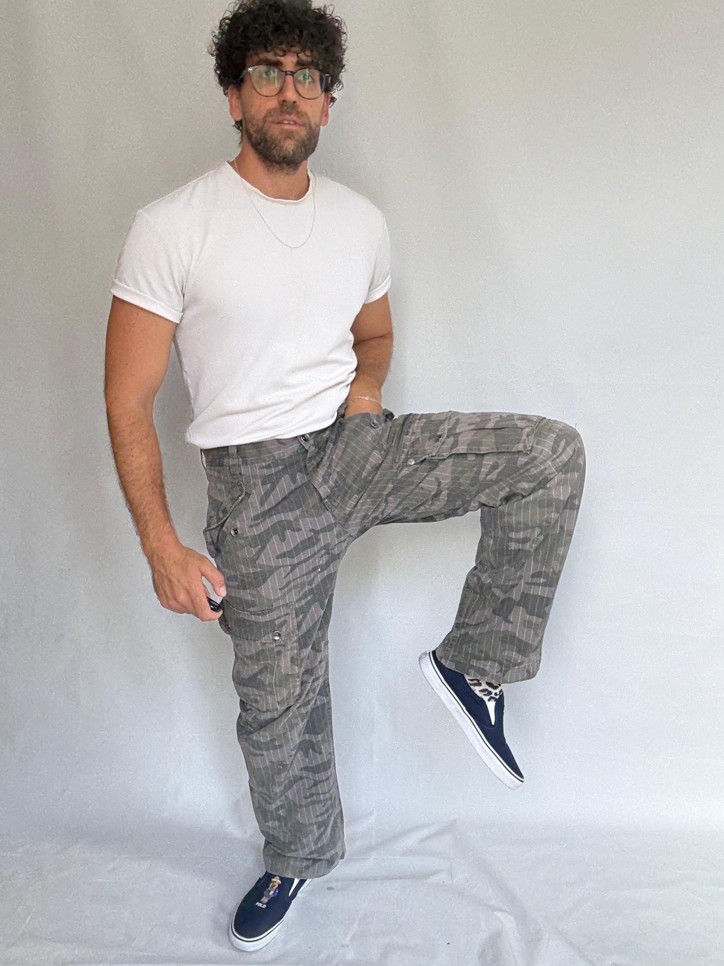 Vintage gray camo cargo pants, 100% cotton, relaxed fit, zipper closure, camouflage with pinstripe detail, streetwear, US L, outdoor casual