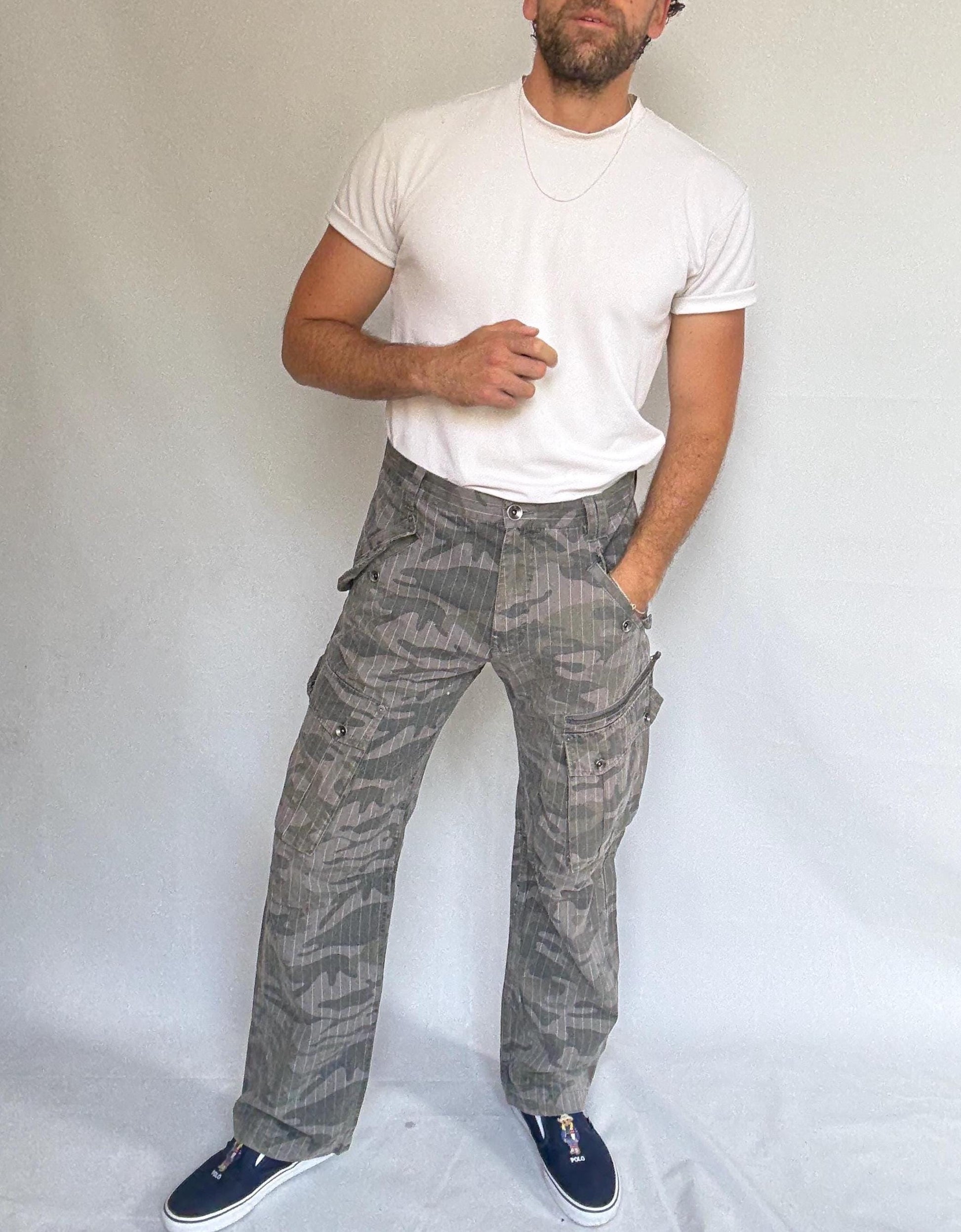 Vintage gray camo cargo pants, 100% cotton, relaxed fit, zipper closure, camouflage with pinstripe detail, streetwear, US L, outdoor casual