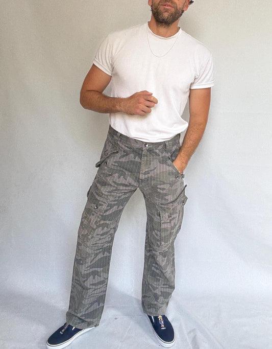 Vintage gray camo cargo pants, 100% cotton, relaxed fit, zipper closure, camouflage with pinstripe detail, streetwear, US L, outdoor casual