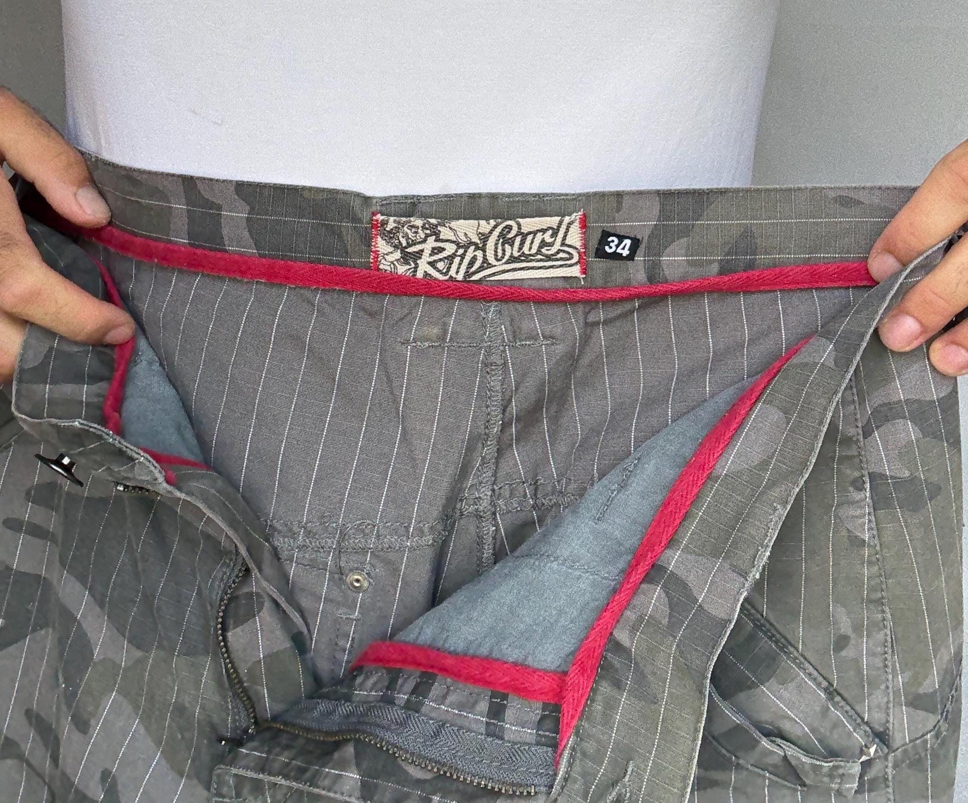 Vintage gray camo cargo pants, 100% cotton, relaxed fit, zipper closure, camouflage with pinstripe detail, streetwear, US L, outdoor casual