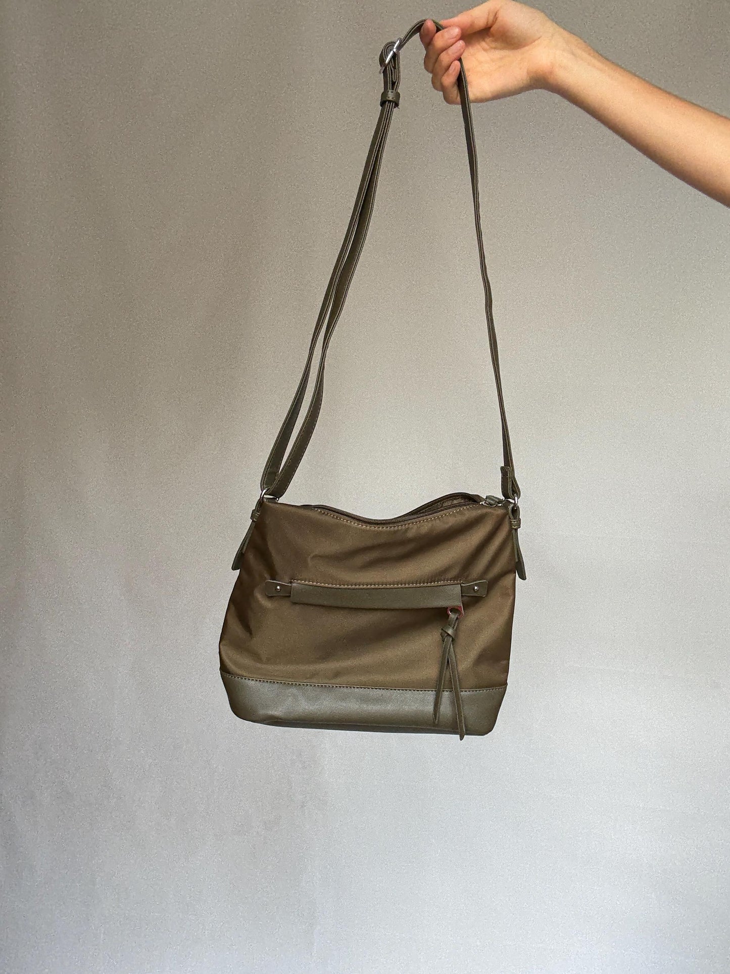 Spanish design moss green shoulder bag, zippered compartments, streetwear urban style, casual crossbody bag, Everyday shoulder bag