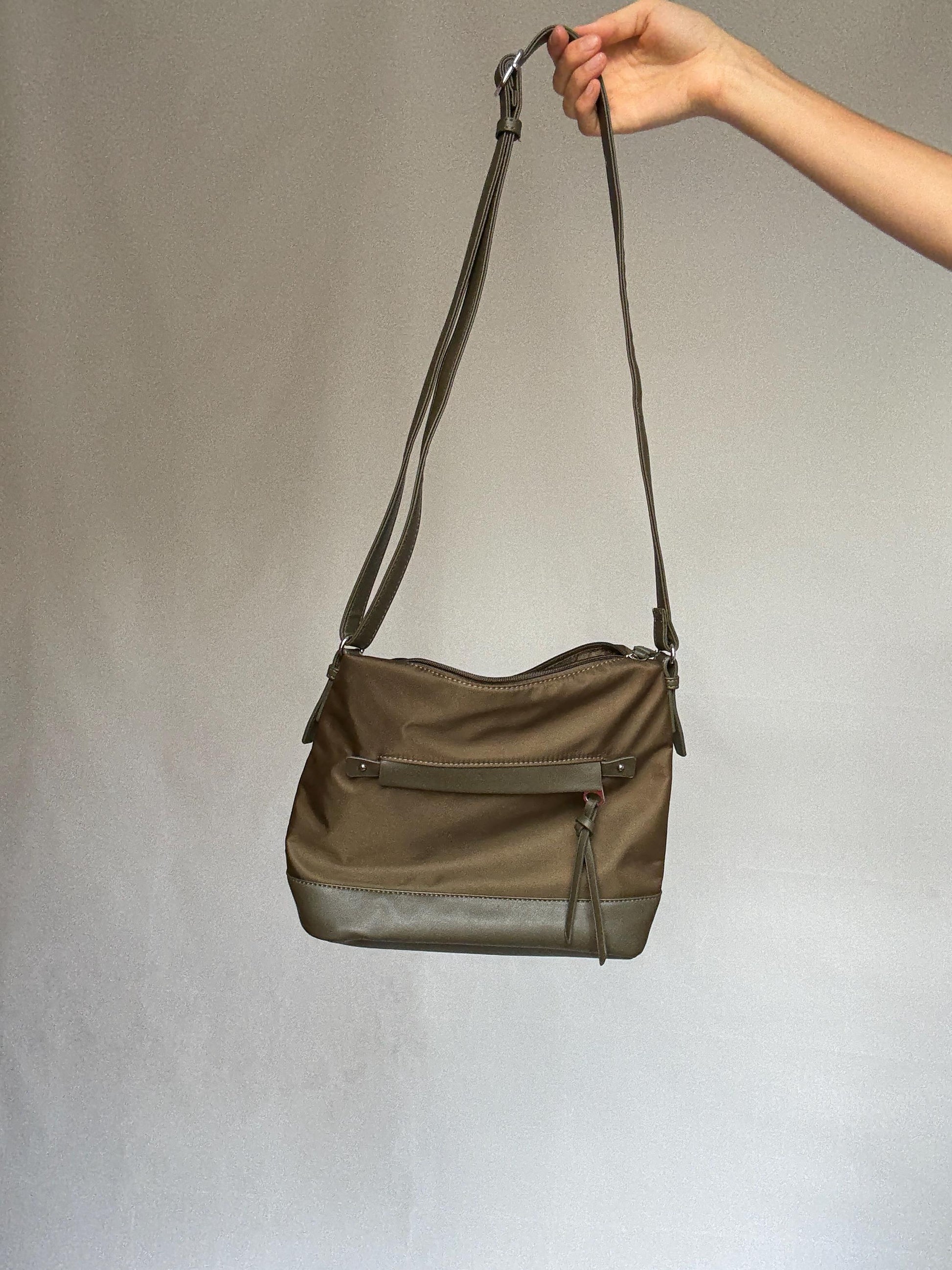 Spanish design moss green shoulder bag, zippered compartments, streetwear urban style, casual crossbody bag, Everyday shoulder bag