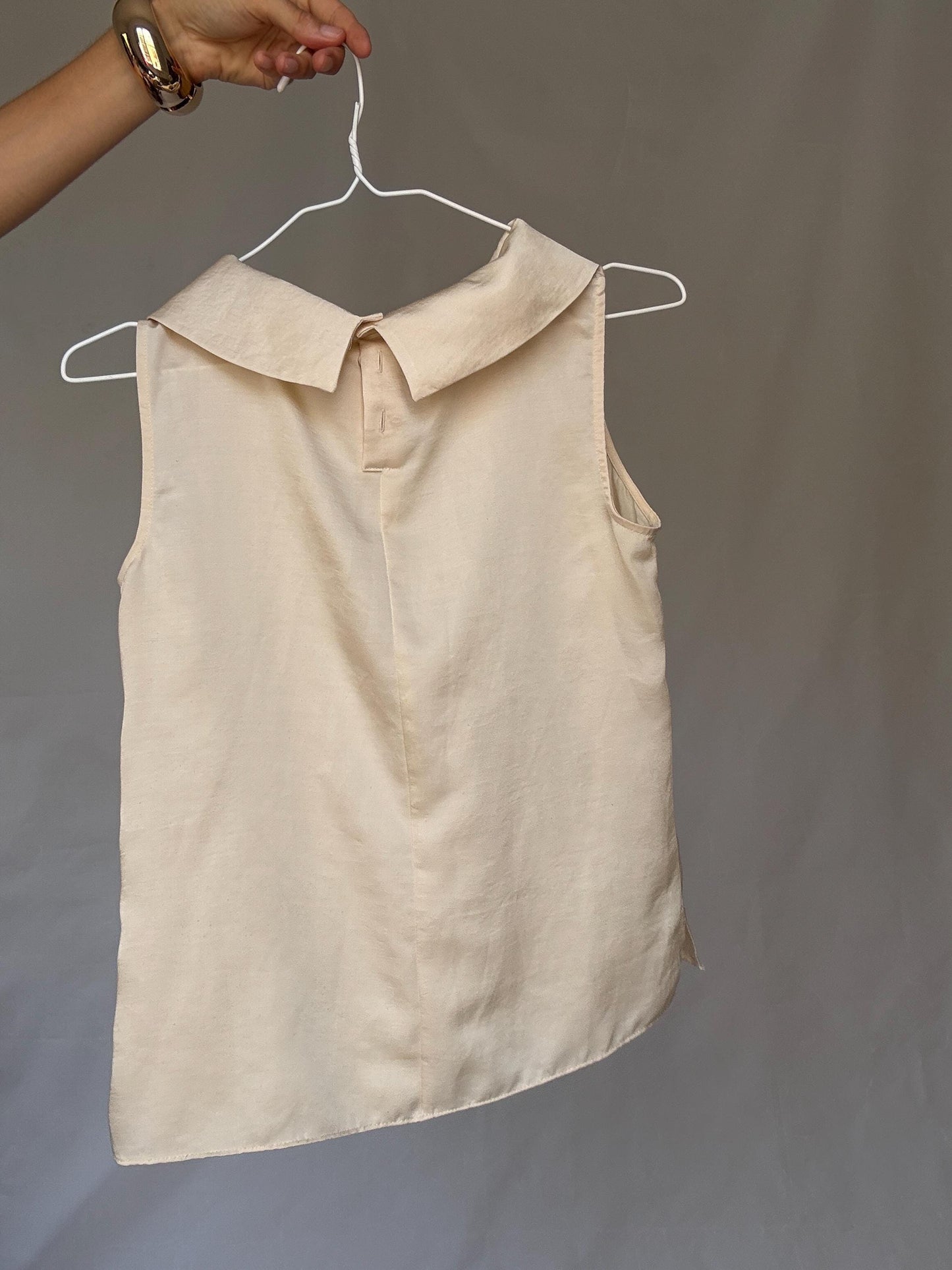 Luxe Talbots Petites cream sleeveless blouse, Elegant off-white satin feel top, Preppy neckline eggshell feminine camisole, size US 4P