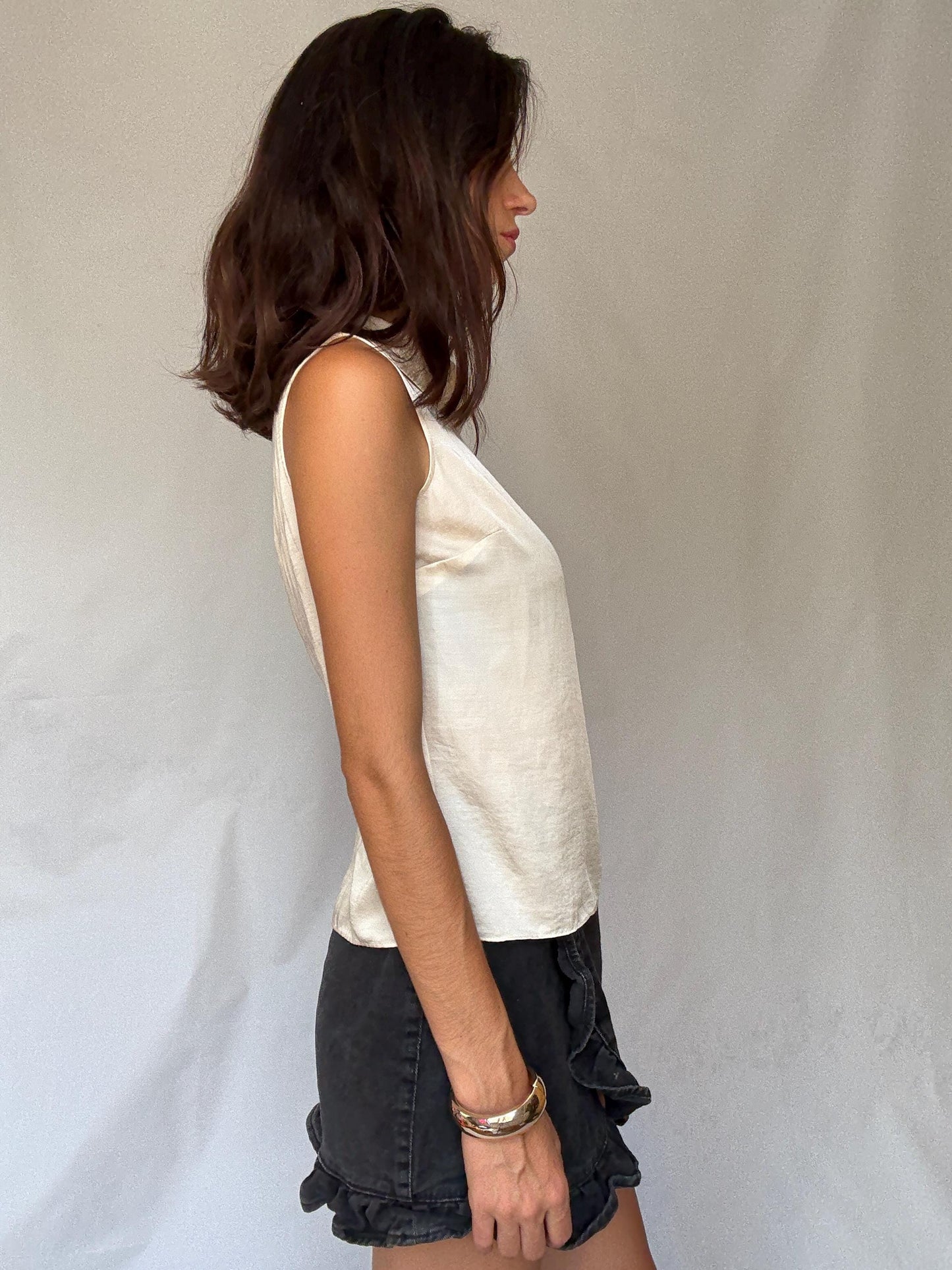 Luxe Talbots Petites cream sleeveless blouse, Elegant off-white satin feel top, Preppy neckline eggshell feminine camisole, size US 4P