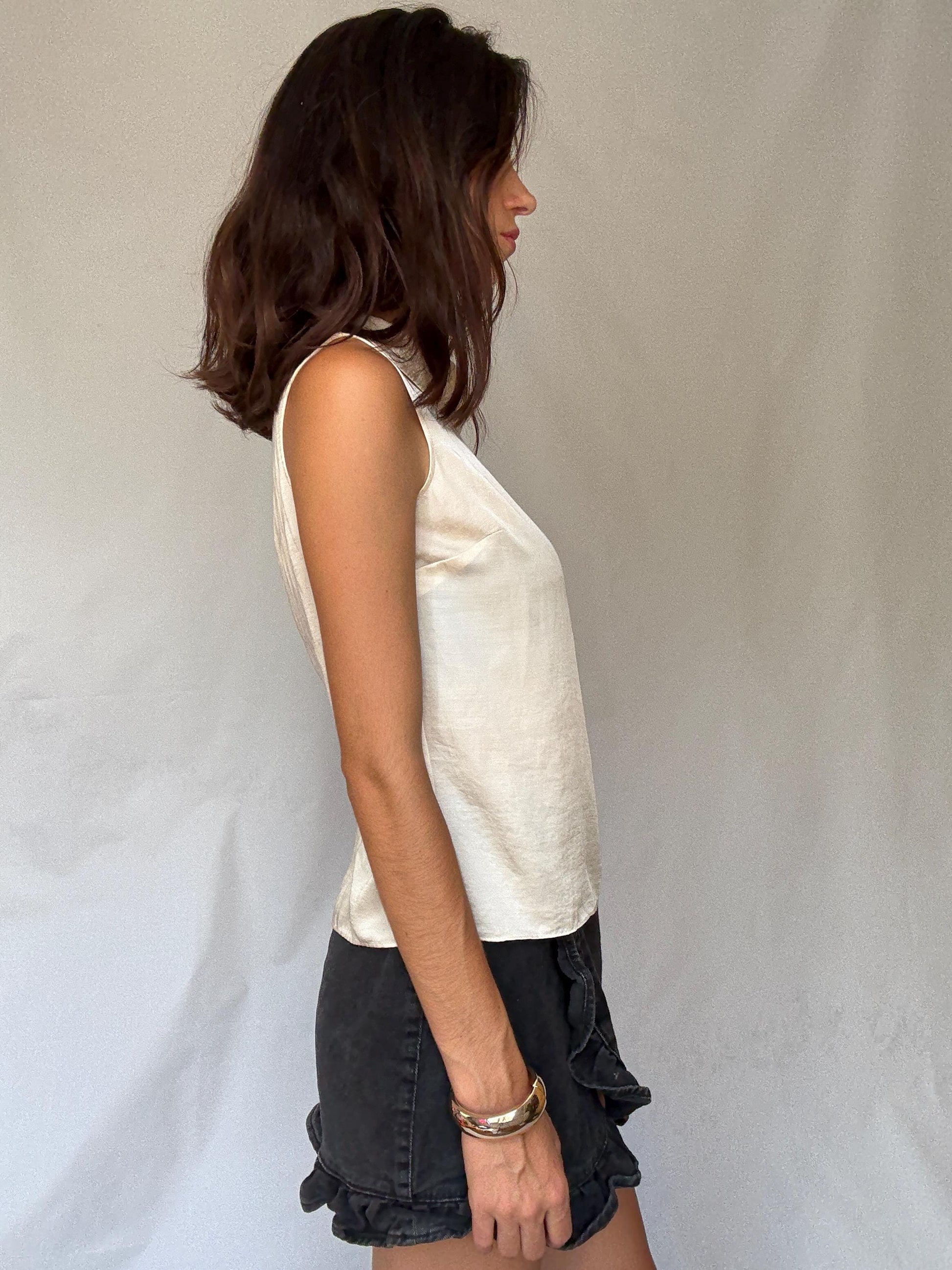 Luxe Talbots Petites cream sleeveless blouse, Elegant off-white satin feel top, Preppy neckline eggshell feminine camisole, size US 4P