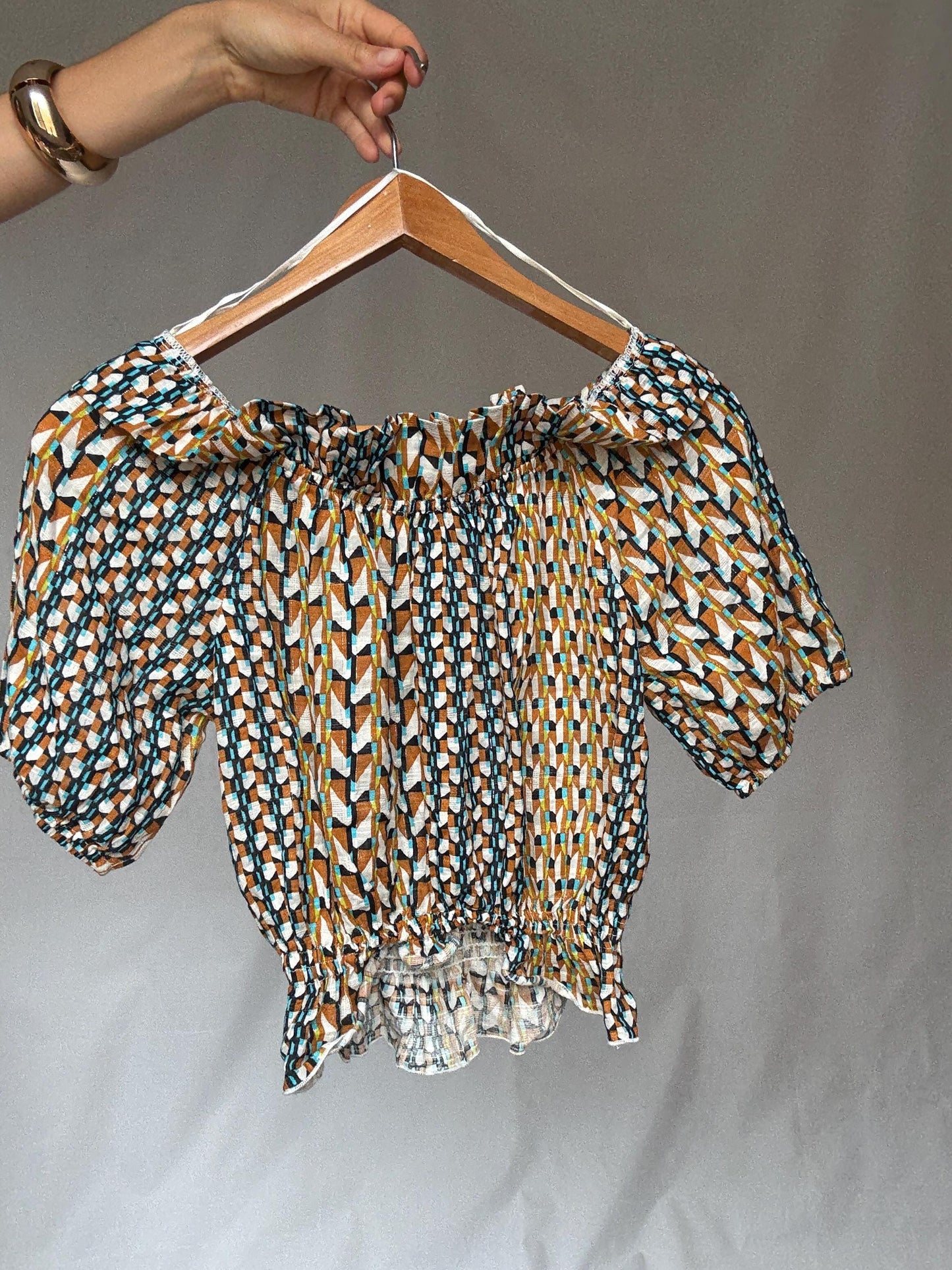 Playful crop top, off shoulder United Colors of Benetton blouse– geometric print metallic sparkle cotton shirt