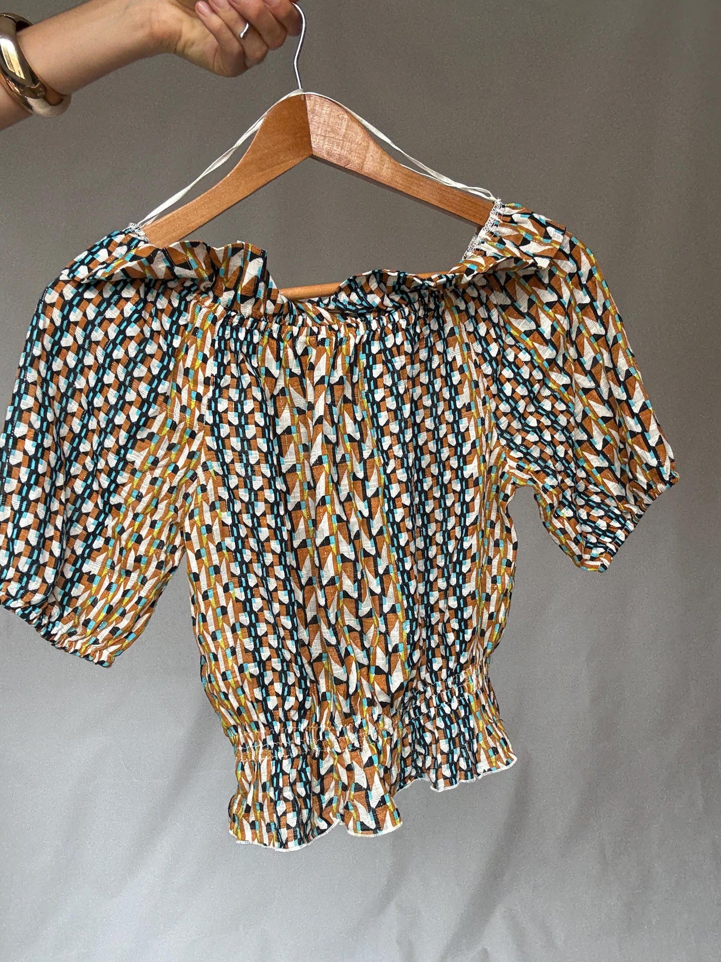 Playful crop top, off shoulder United Colors of Benetton blouse– geometric print metallic sparkle cotton shirt