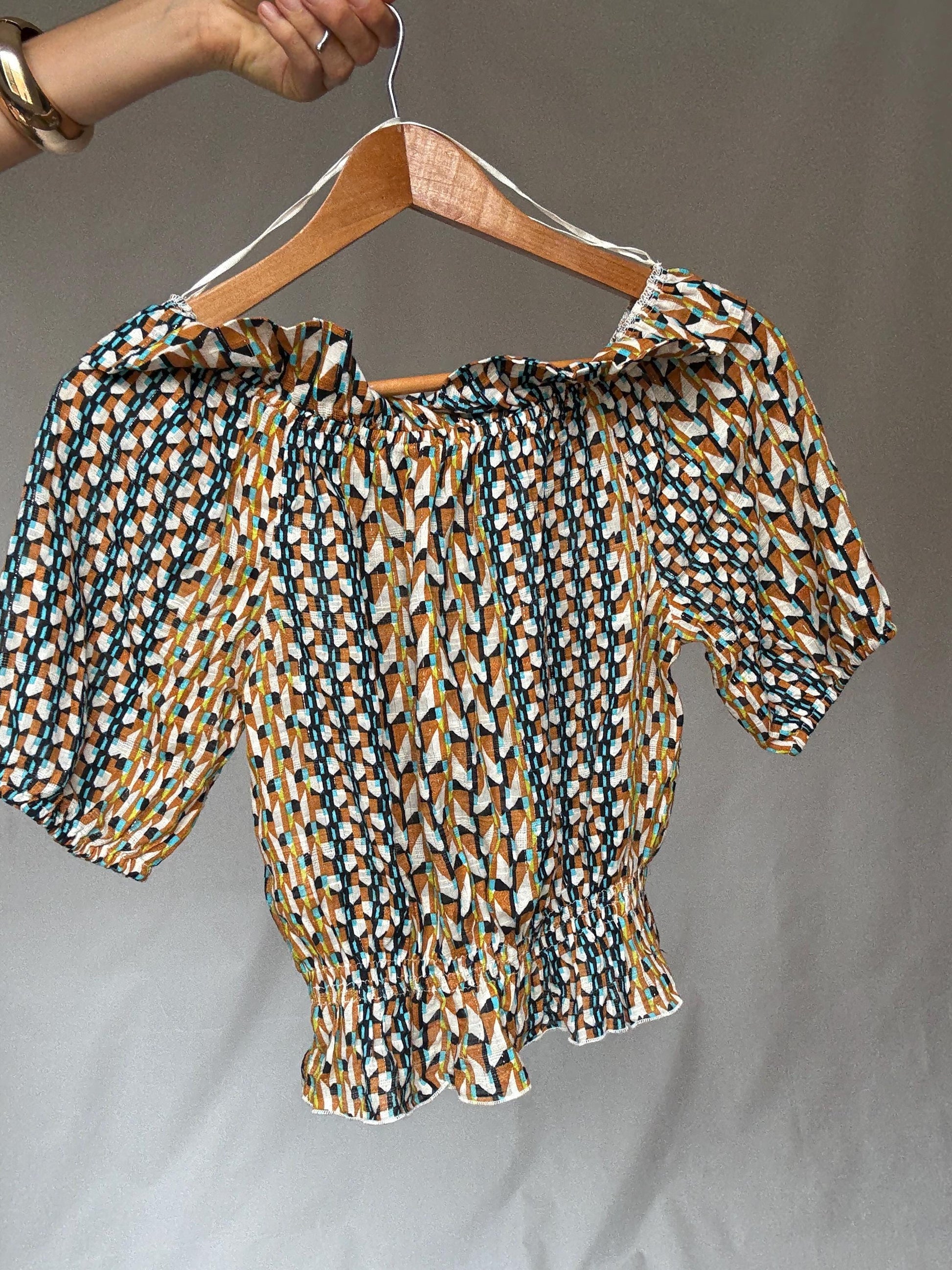 Playful crop top, off shoulder United Colors of Benetton blouse– geometric print metallic sparkle cotton shirt