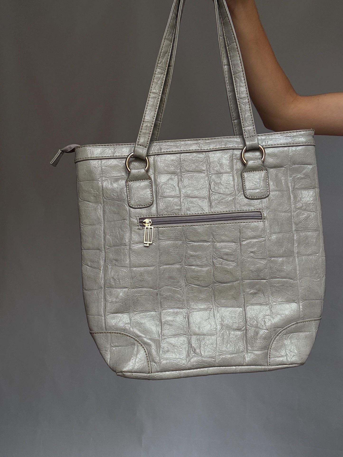 Loeds light grey leather tote bag, classic shopper silhouette, spacious interior, Spanish designer everyday school essential