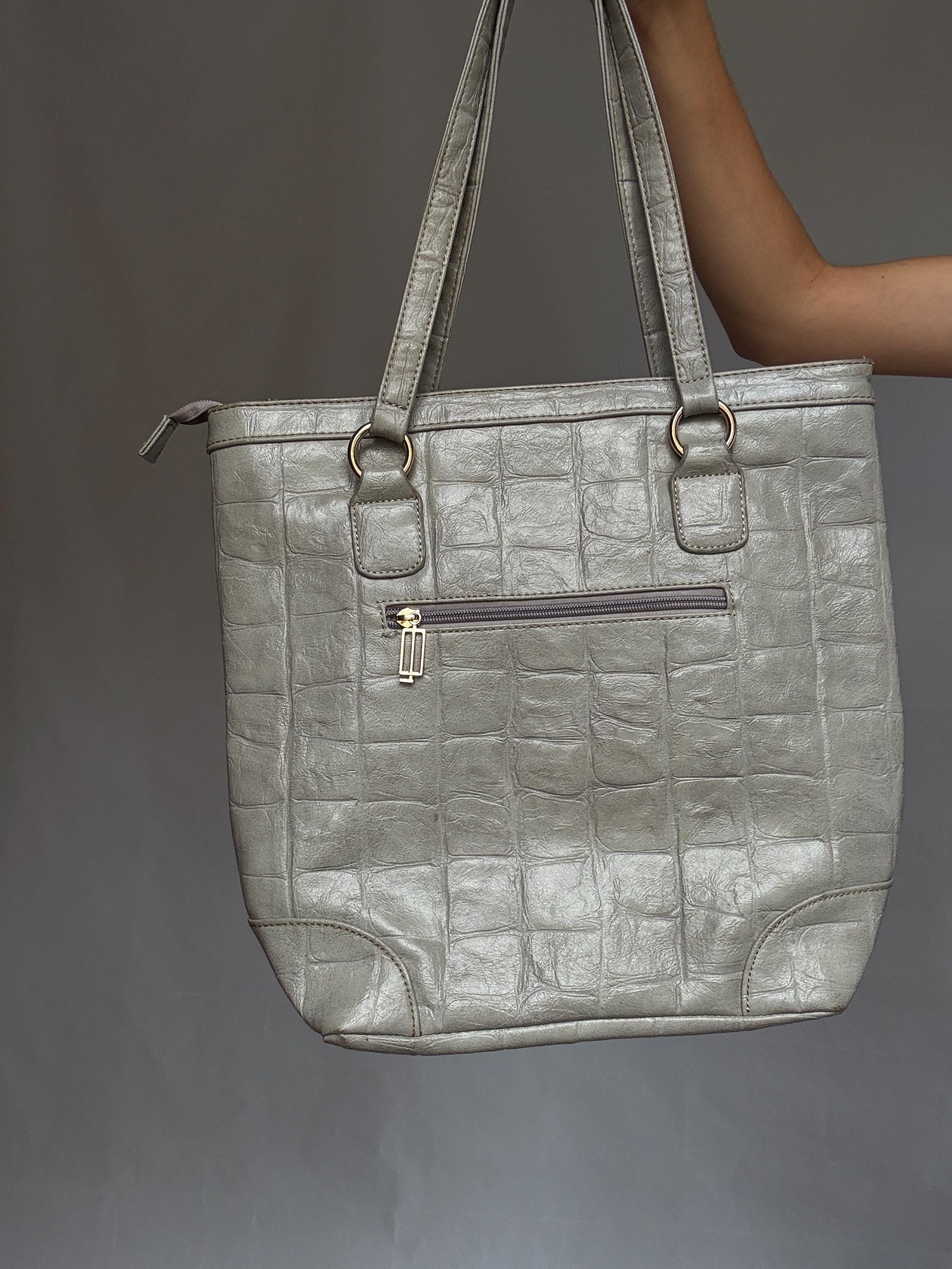 Loeds light grey leather tote bag, classic shopper silhouette, spacious interior, Spanish designer everyday school essential