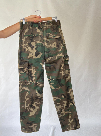 Vintage Y2K Cargo Pants in Camouflage Cotton Blend – Inspired by Christina Aguilera's Iconic Streetwear Aesthetic – Size Large