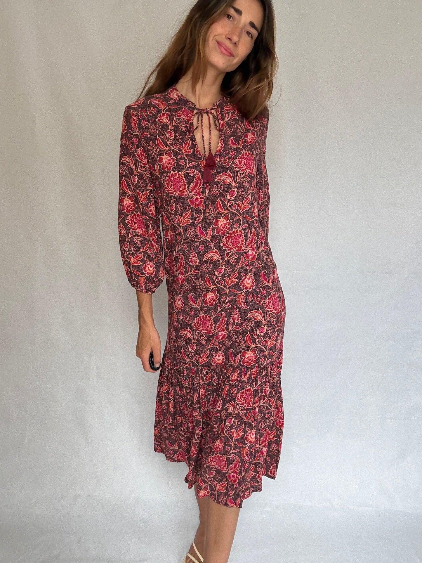 Vintage floral midi dress with tie-neck and ruffle hem US letter size M Red and pink floral print, no tag but feels like viscose