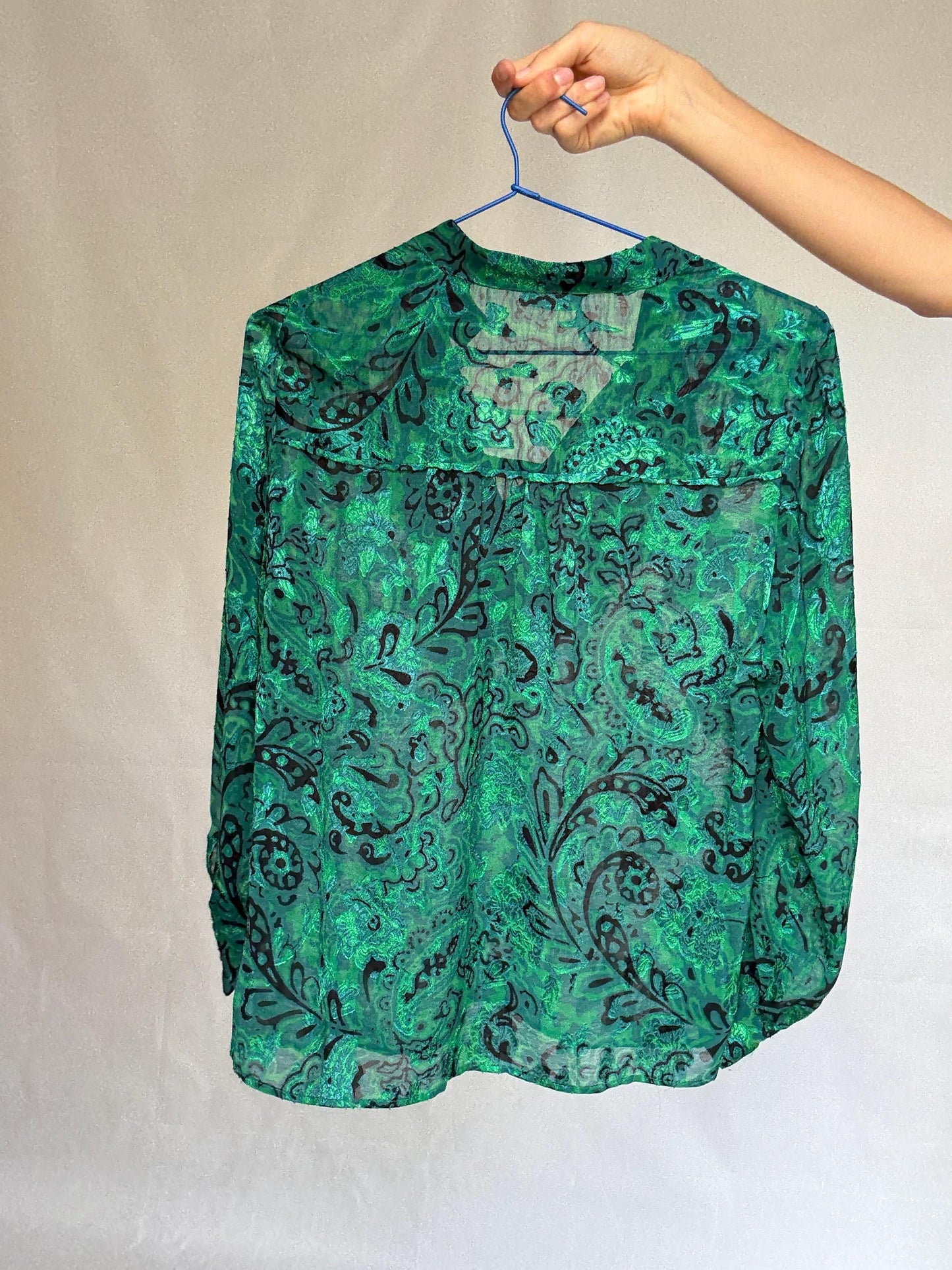 Vintage green paisley blouse, chiffon feel, flowy fit, ruffled neckline, retro_90s, US M, evening bohemian style, size L