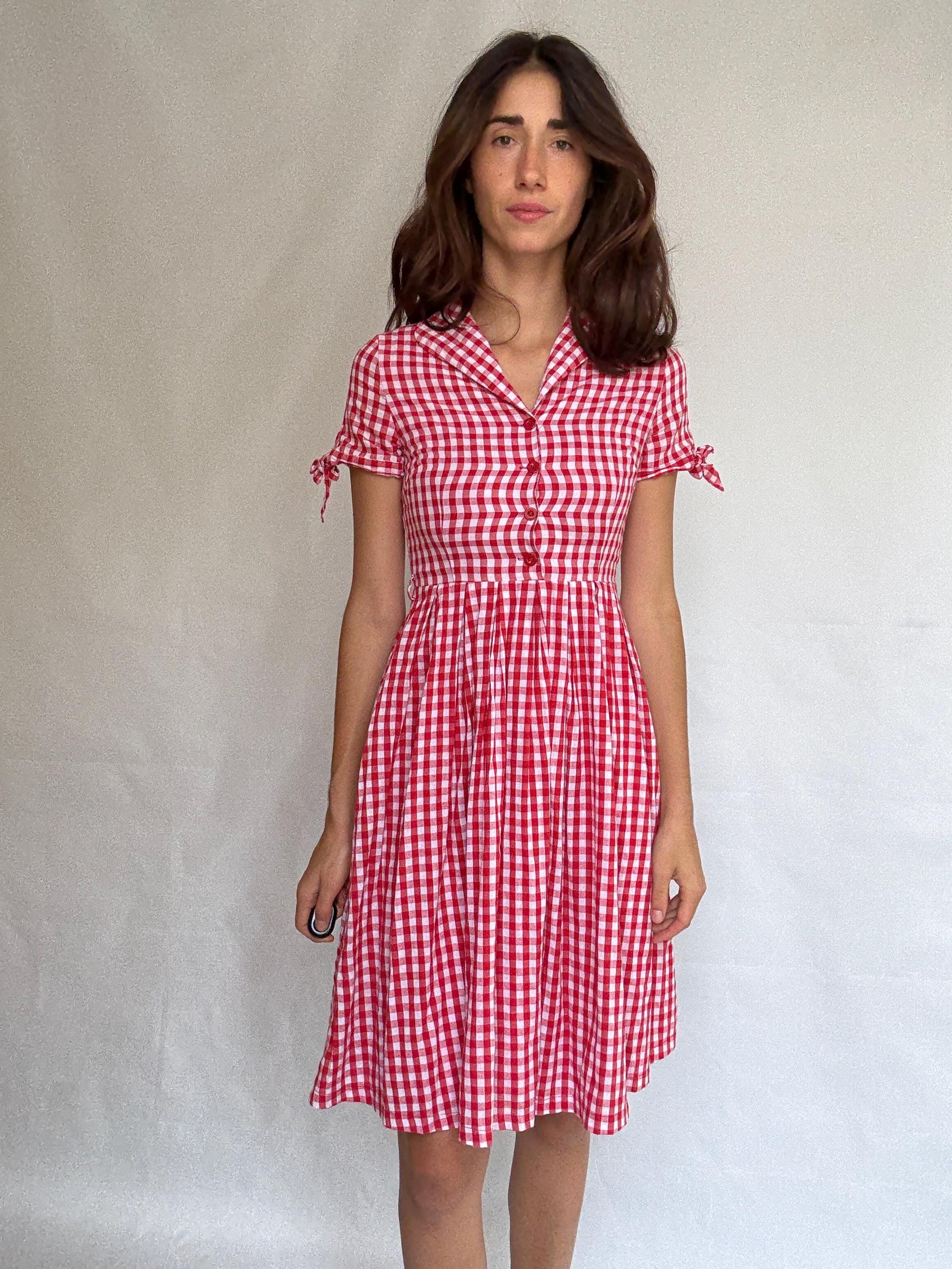 Lindy Bop red gingham dress, 100% cotton, fit, and-flare, button front, tie detail sleeves, vintage 50s retro, US S, picnic vibe