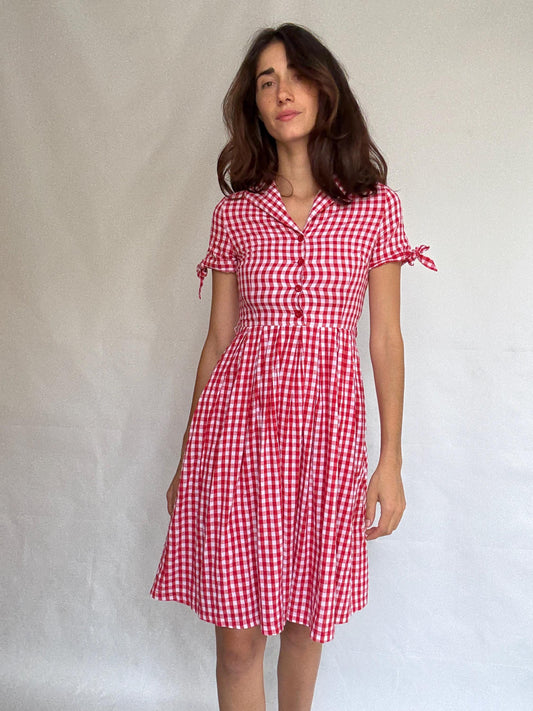 Lindy Bop red gingham dress, 100% cotton, fit, and-flare, button front, tie detail sleeves, vintage 50s retro, US S, picnic vibe