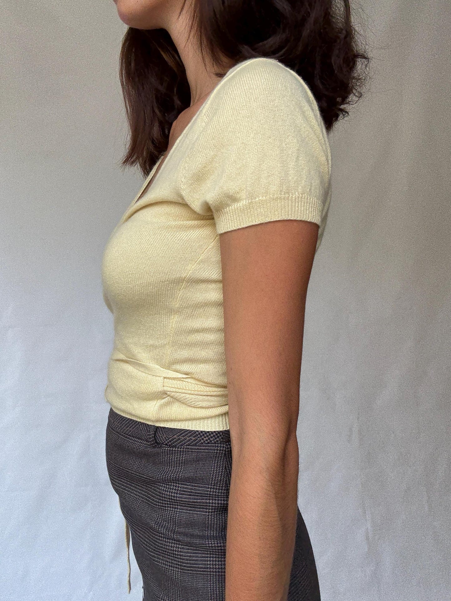 Luxurious Schumacher Silk and Cashmere Wrap Top in Yellow with Deep V-Neck and Tie Closure – Streetwear Style, Zendaya style – US S