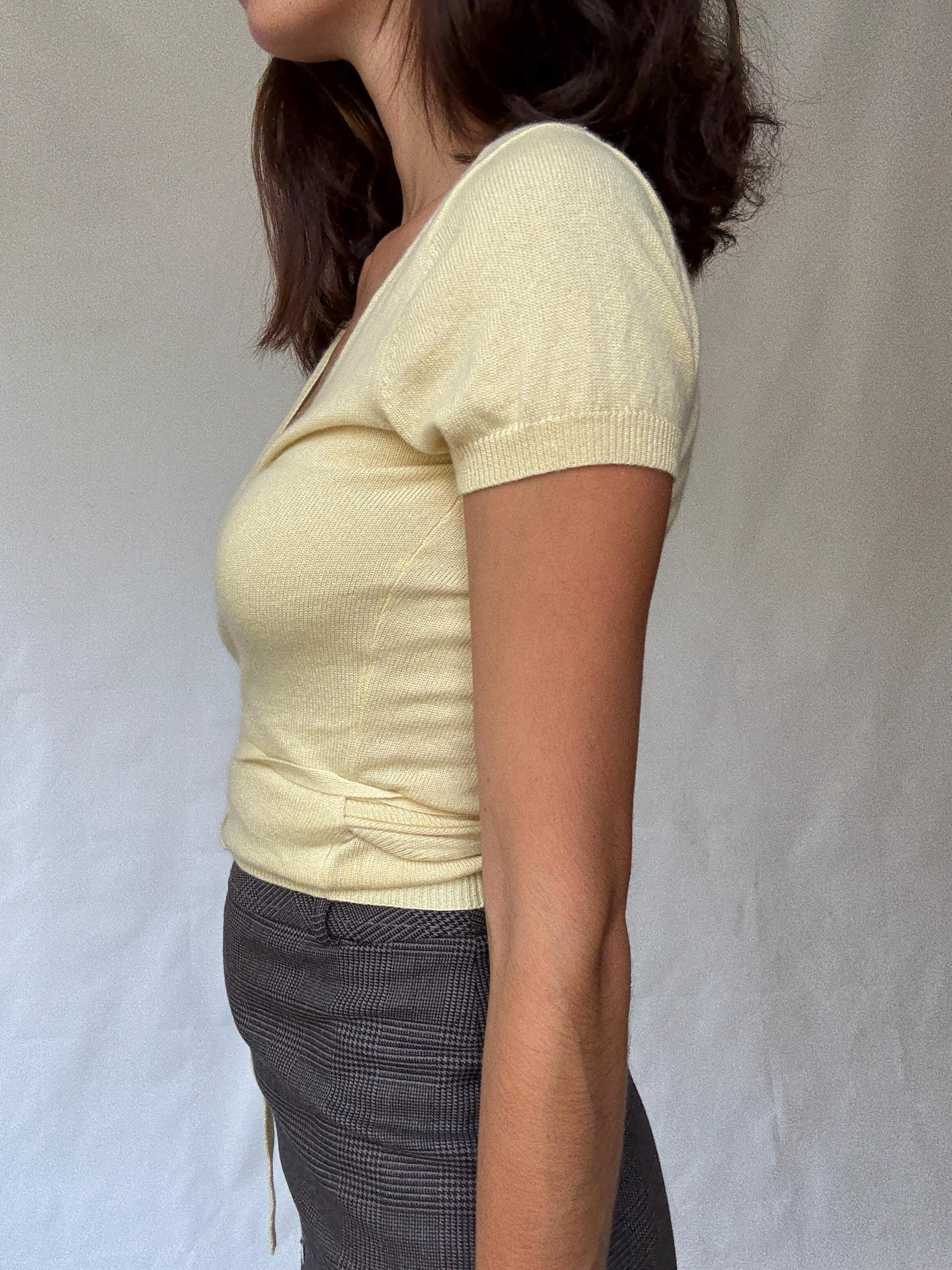 Luxurious Schumacher Silk and Cashmere Wrap Top in Yellow with Deep V-Neck and Tie Closure – Streetwear Style, Zendaya style – US S