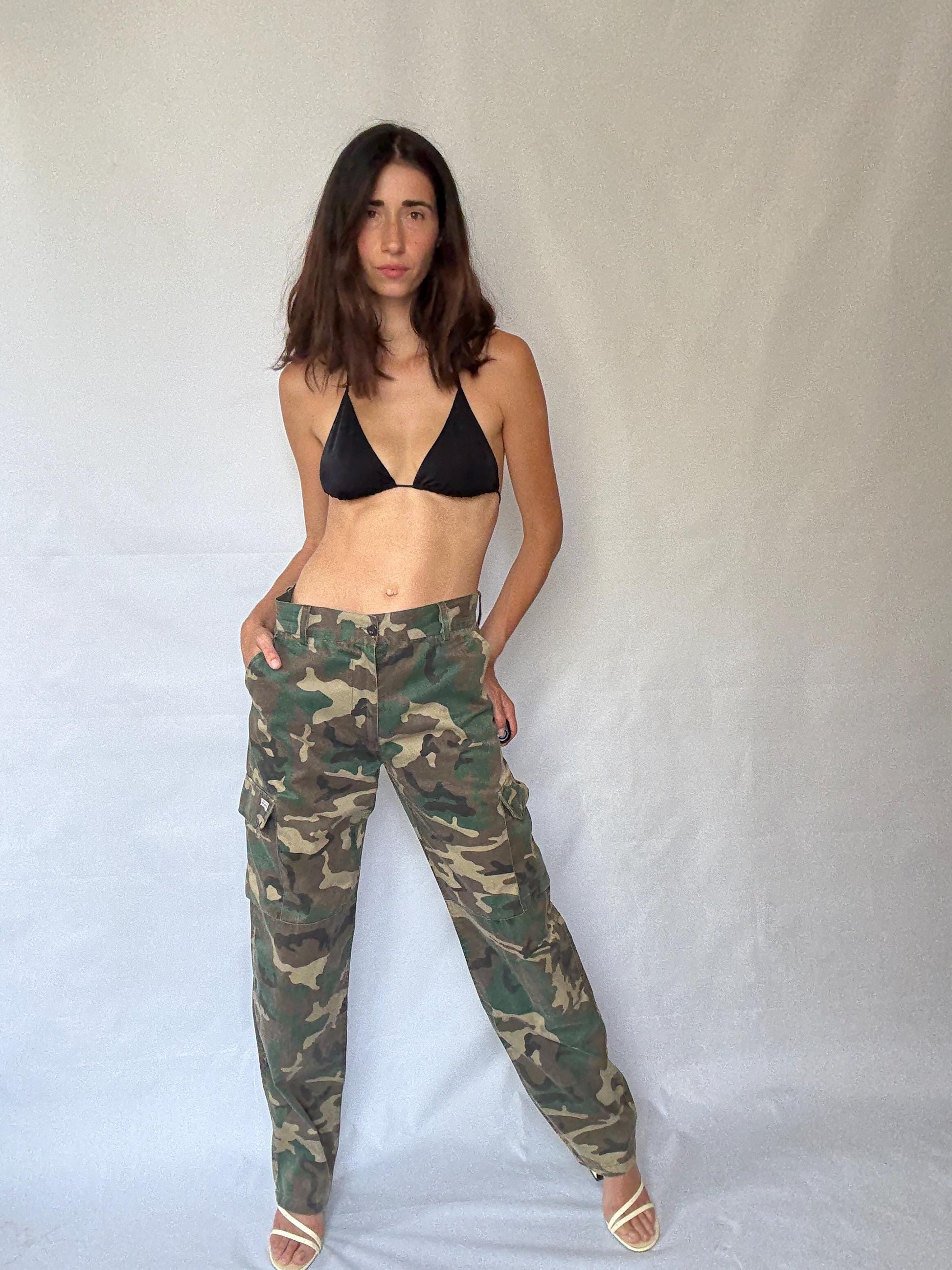 Vintage camo cargo pants, cotton feel, relaxed fit, six, pocket design, utilitarian grunge, US XL, casual streetwear