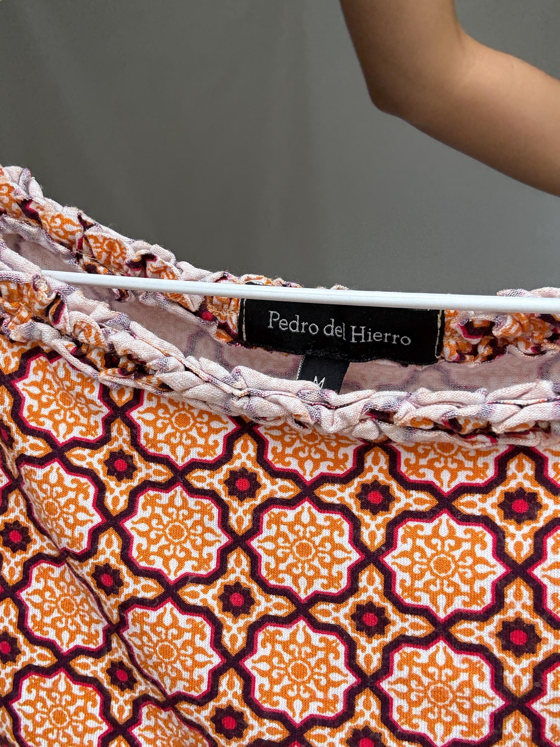 Pedro del Hierro geometric blouse, cotton feel, regular fit, ruffled neckline, retro 70s, US M, casual streetwear,