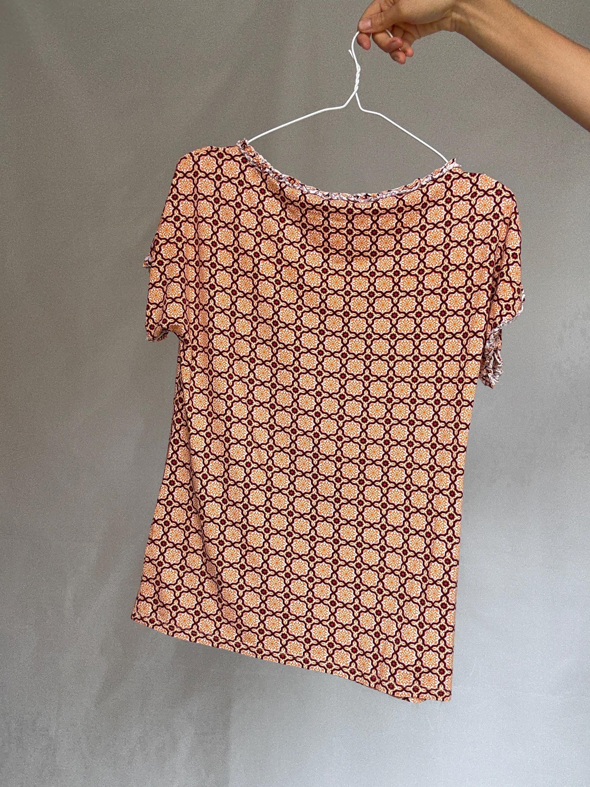 Pedro del Hierro geometric blouse, cotton feel, regular fit, ruffled neckline, retro 70s, US M, casual streetwear,