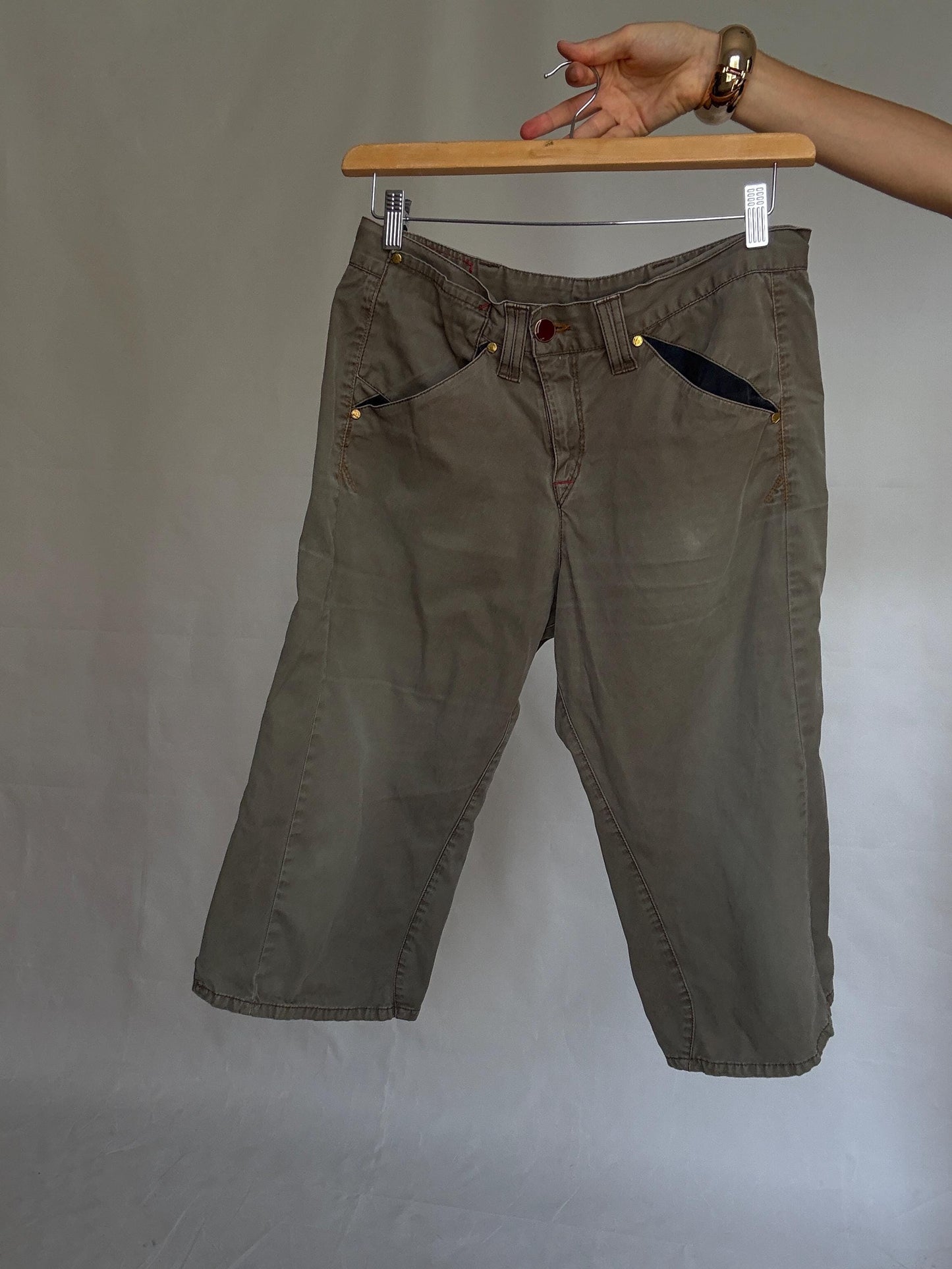 Levi's olive green cropped trousers, cotton feel, relaxed fit, zip fly closure, decorative stitching detail, retro 90s mick jagger, US M