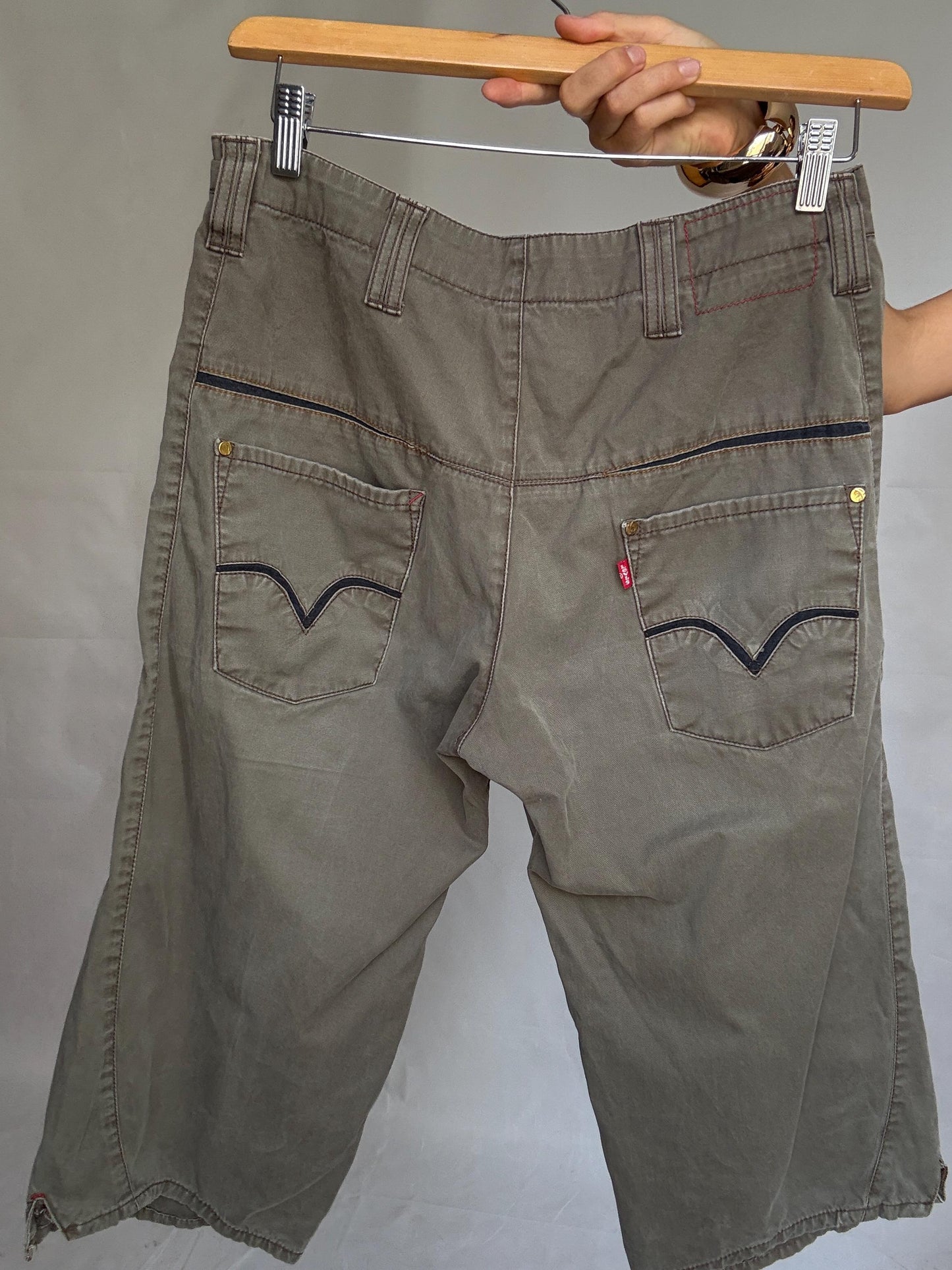 Levi's olive green cropped trousers, cotton feel, relaxed fit, zip fly closure, decorative stitching detail, retro 90s mick jagger, US M