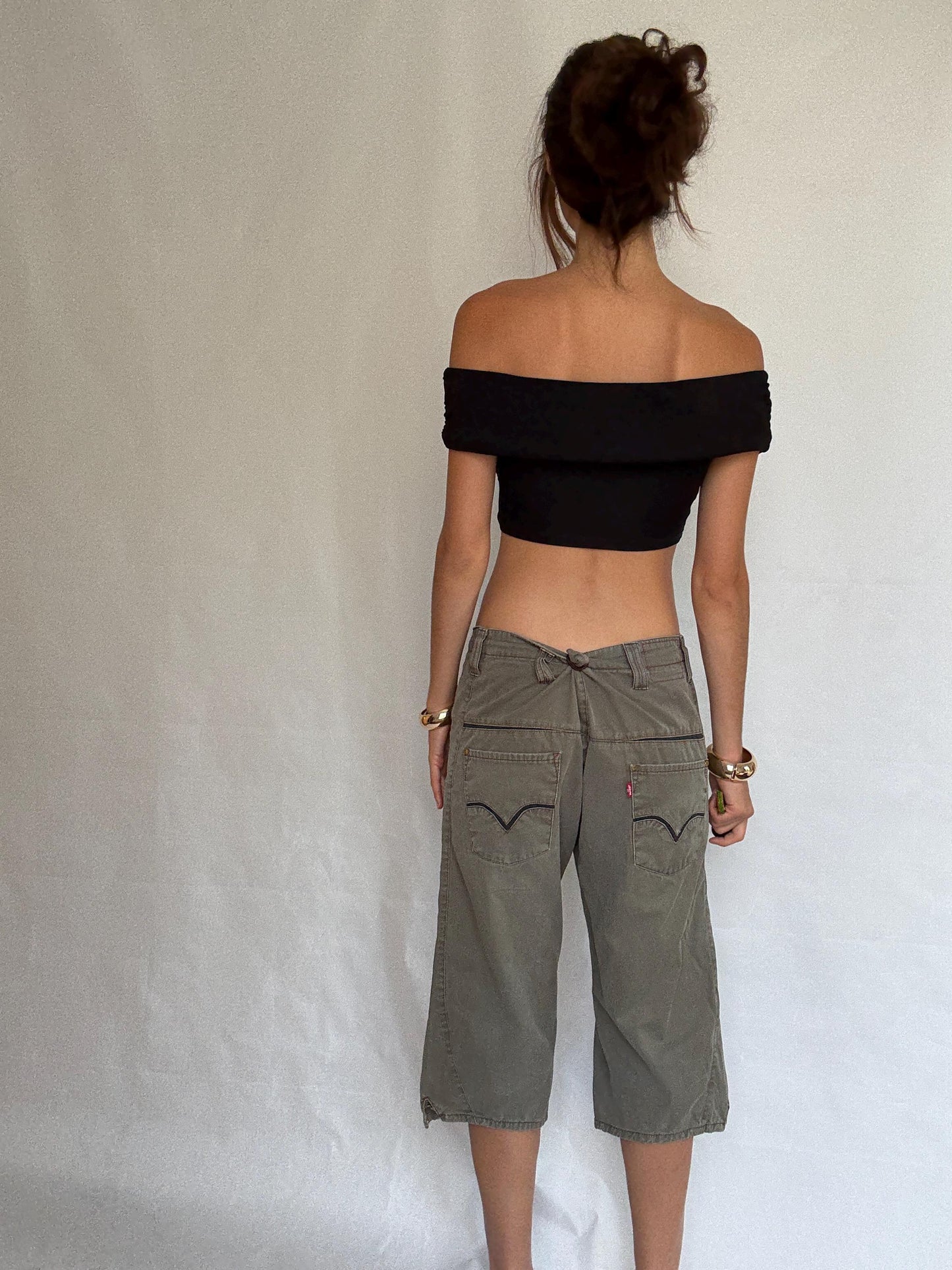 Levi's olive green cropped trousers, cotton feel, relaxed fit, zip fly closure, decorative stitching detail, retro 90s mick jagger, US M