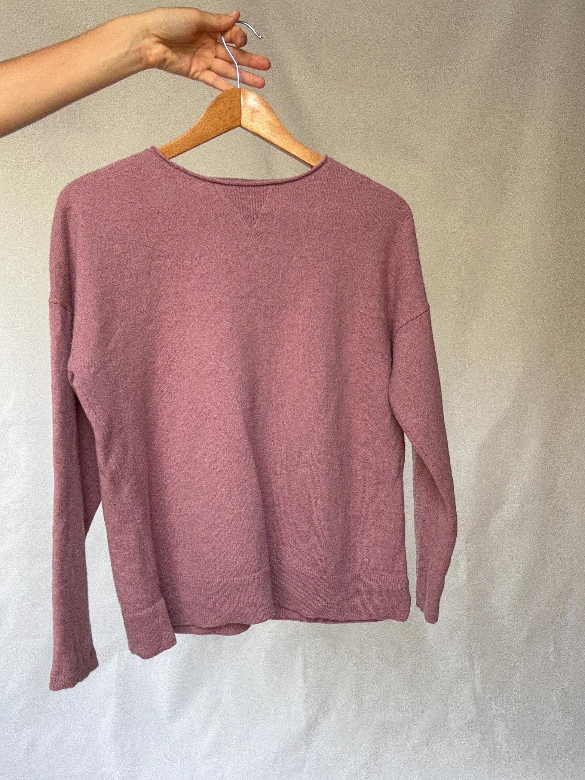 Massimo Dutti dusty pink jumper, wool cashmere blend feel, relaxed fit, ribbed cuffs and hem, minimalist chic, Size M, everyday comfort