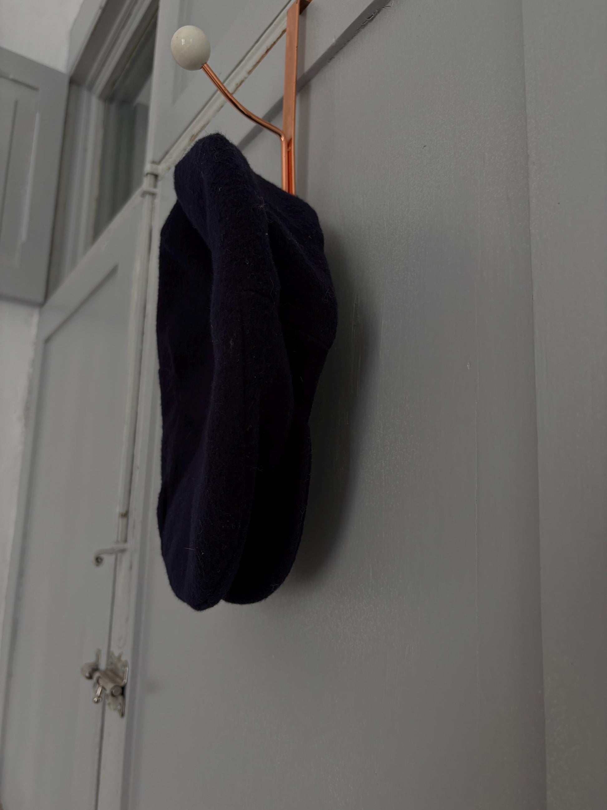 Vintage navy blue beret, wool cashmere blend, minimalist chic, Size 56, versatile accessory, peaky blinders aesthetic hat