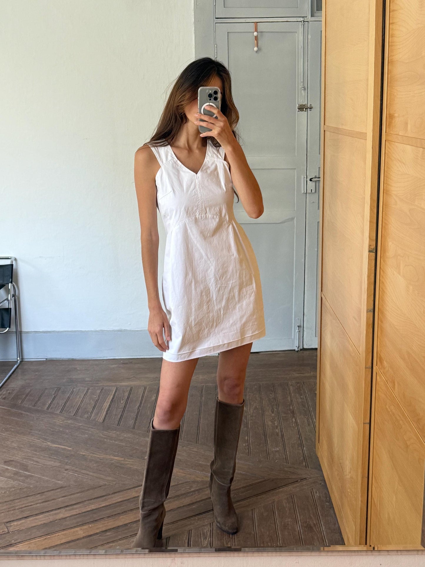 Luxe white dress, Simple and elegant fitted silhouette, preppy Victoria Beckham aesthetic, US M, spanish designer label evening wear