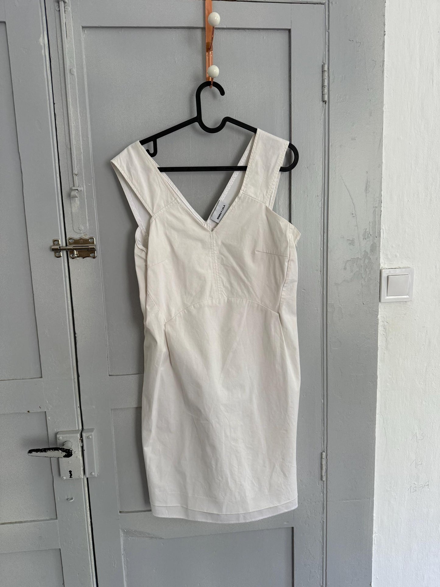 Luxe white dress, Simple and elegant fitted silhouette, preppy Victoria Beckham aesthetic, US M, spanish designer label evening wear